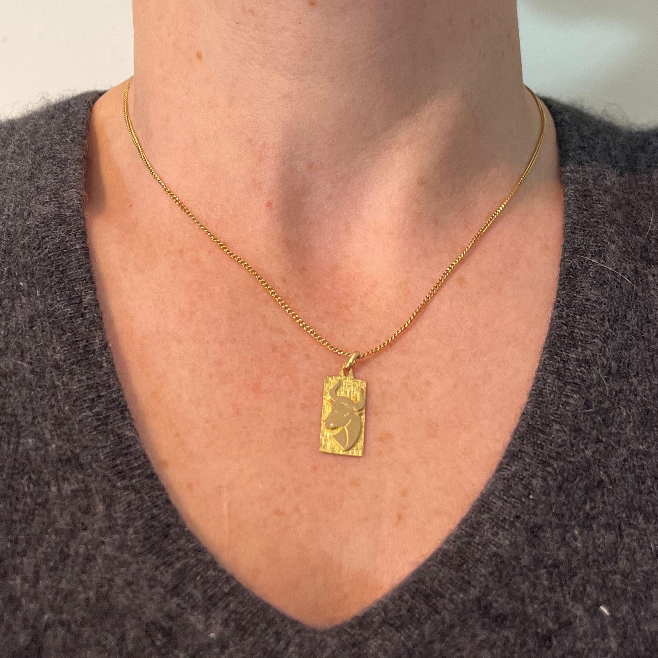 da uomo o donna Ciondolo a forma di medaglia con charme in oro giallo 18 carati con segno zodiacale Taurus francese in vendita