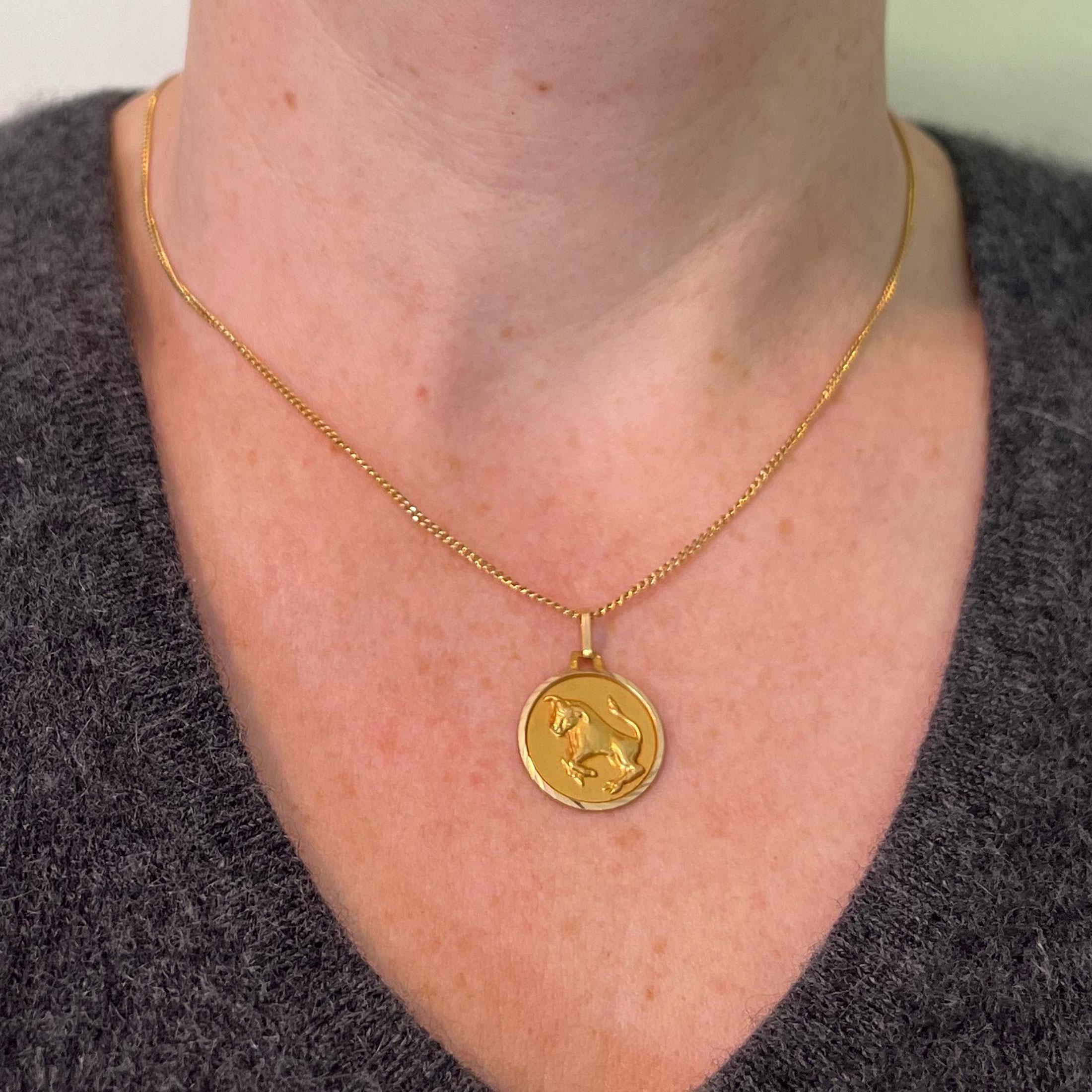 da uomo o donna Ciondolo a forma di medaglia con charme in oro giallo 18 carati con segno zodiacale Taurus francese in vendita