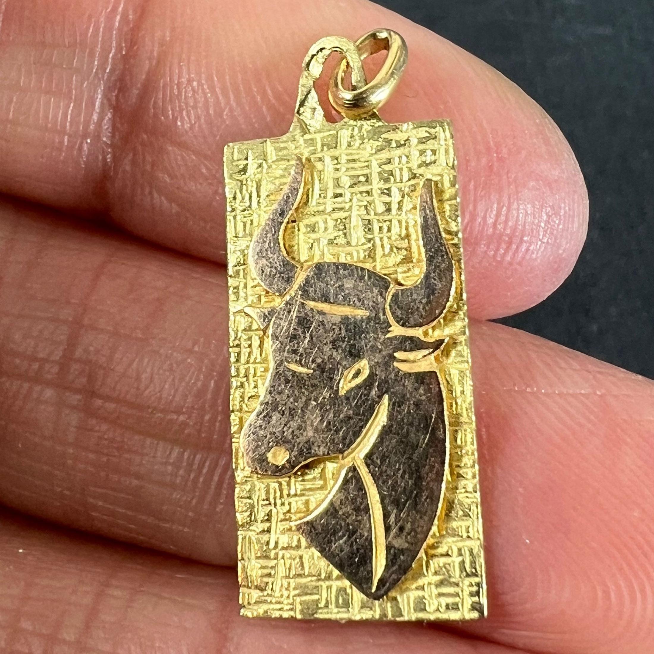 Ciondolo a forma di medaglia con charme in oro giallo 18 carati con segno zodiacale Taurus francese in vendita 1