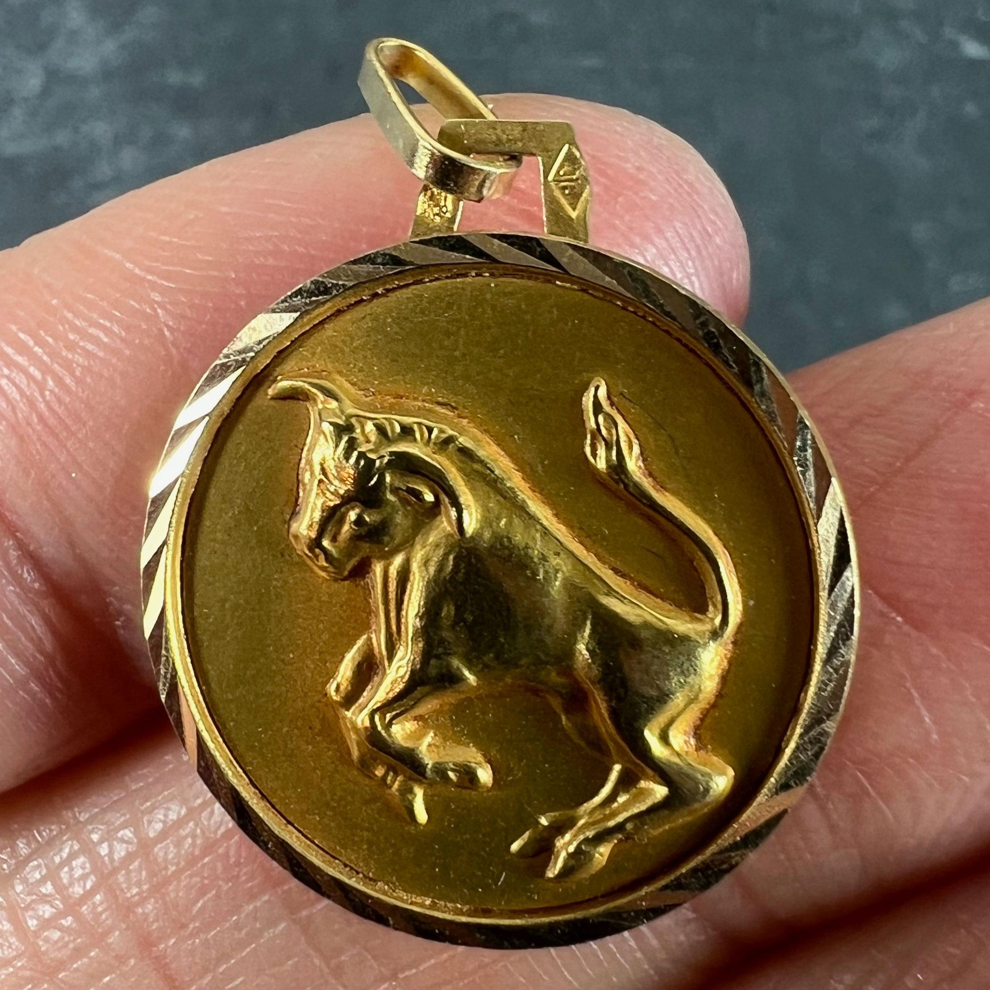 Ciondolo a forma di medaglia con charme in oro giallo 18 carati con segno zodiacale Taurus francese in vendita 1