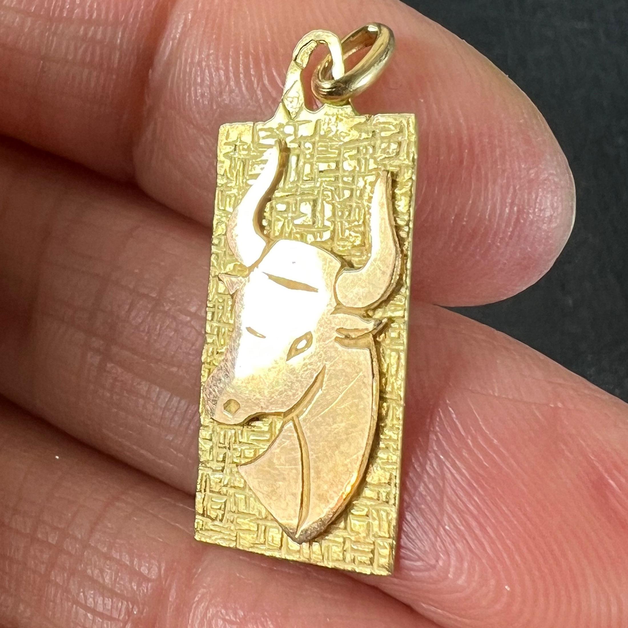 Ciondolo a forma di medaglia con charme in oro giallo 18 carati con segno zodiacale Taurus francese in vendita 2