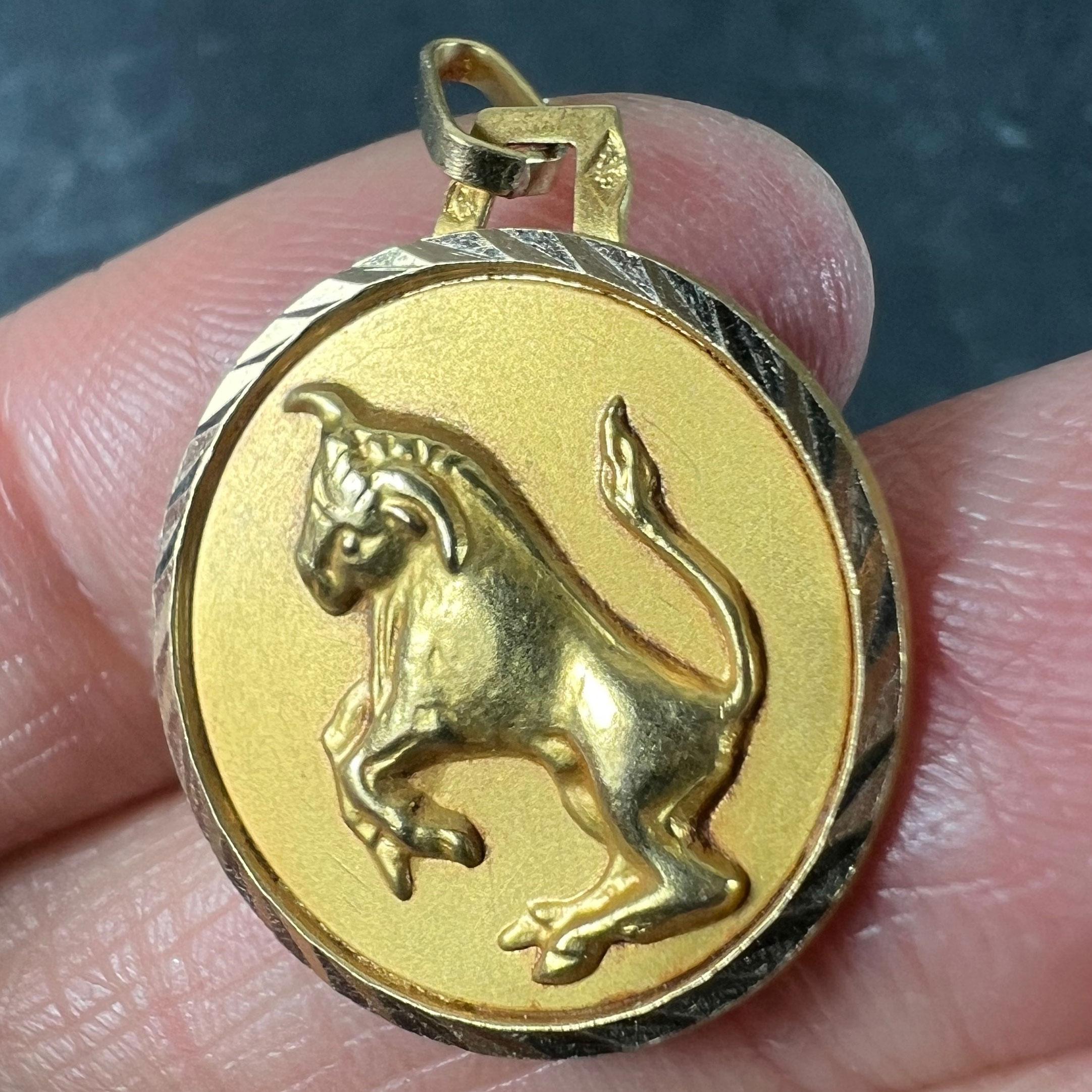 Ciondolo a forma di medaglia con charme in oro giallo 18 carati con segno zodiacale Taurus francese in vendita 2
