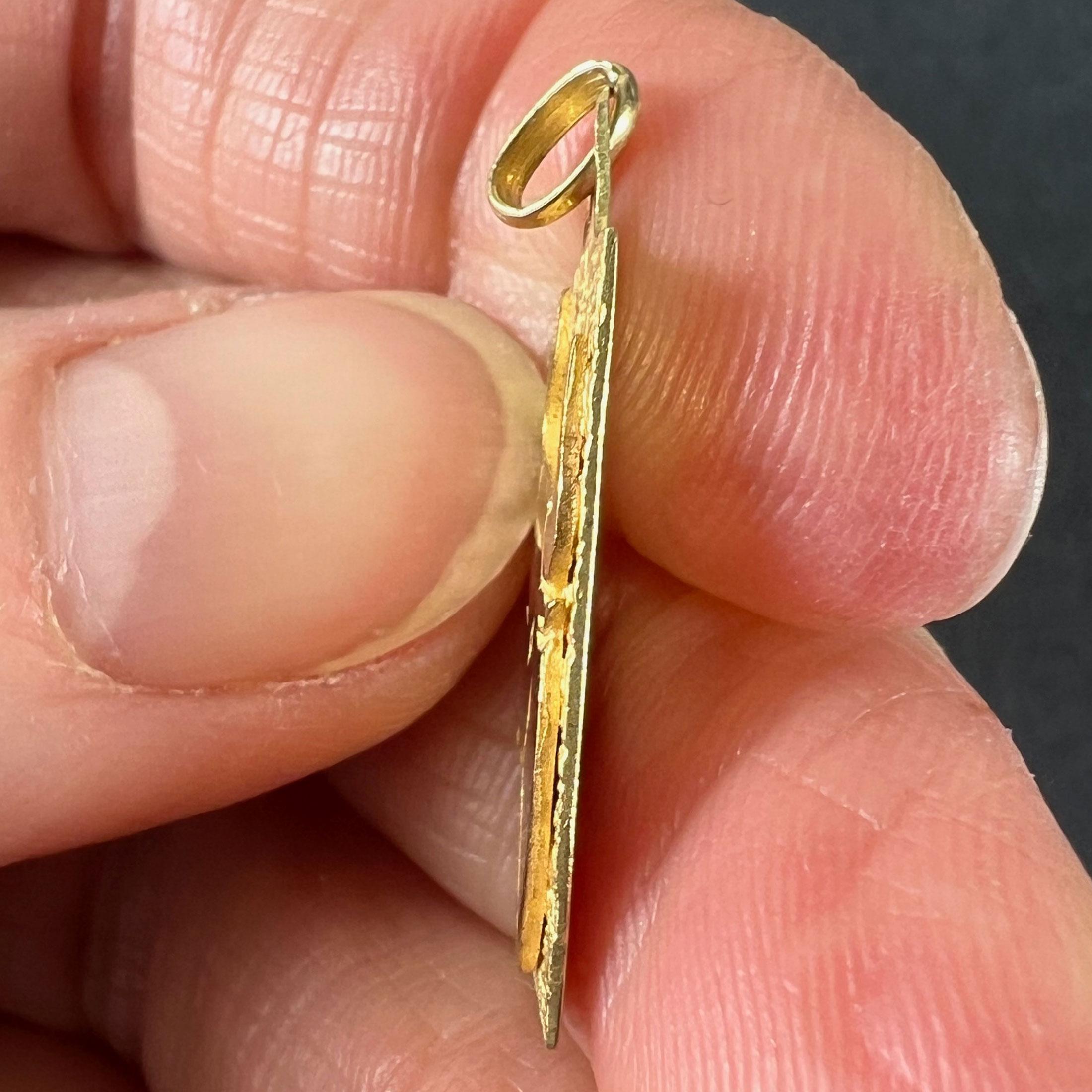 Ciondolo a forma di medaglia con charme in oro giallo 18 carati con segno zodiacale Taurus francese in vendita 3