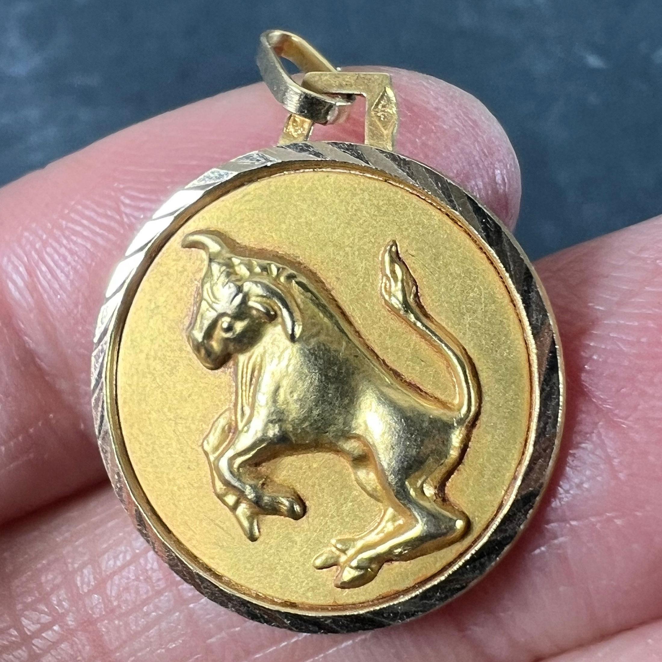 Ciondolo a forma di medaglia con charme in oro giallo 18 carati con segno zodiacale Taurus francese in vendita 3