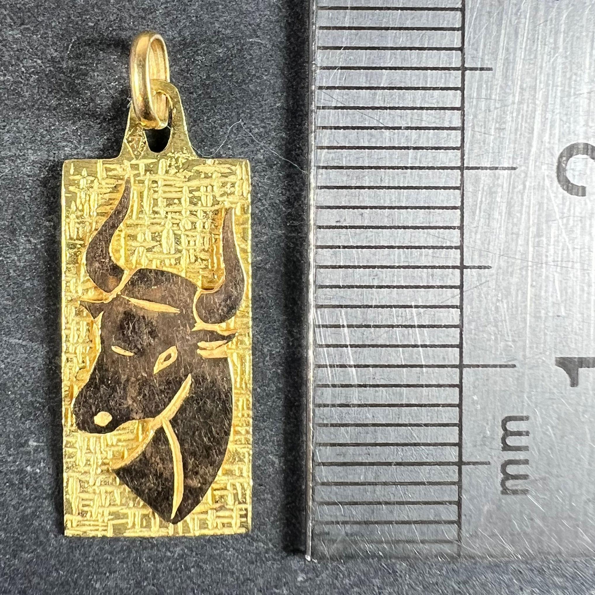 Ciondolo a forma di medaglia con charme in oro giallo 18 carati con segno zodiacale Taurus francese in vendita 5