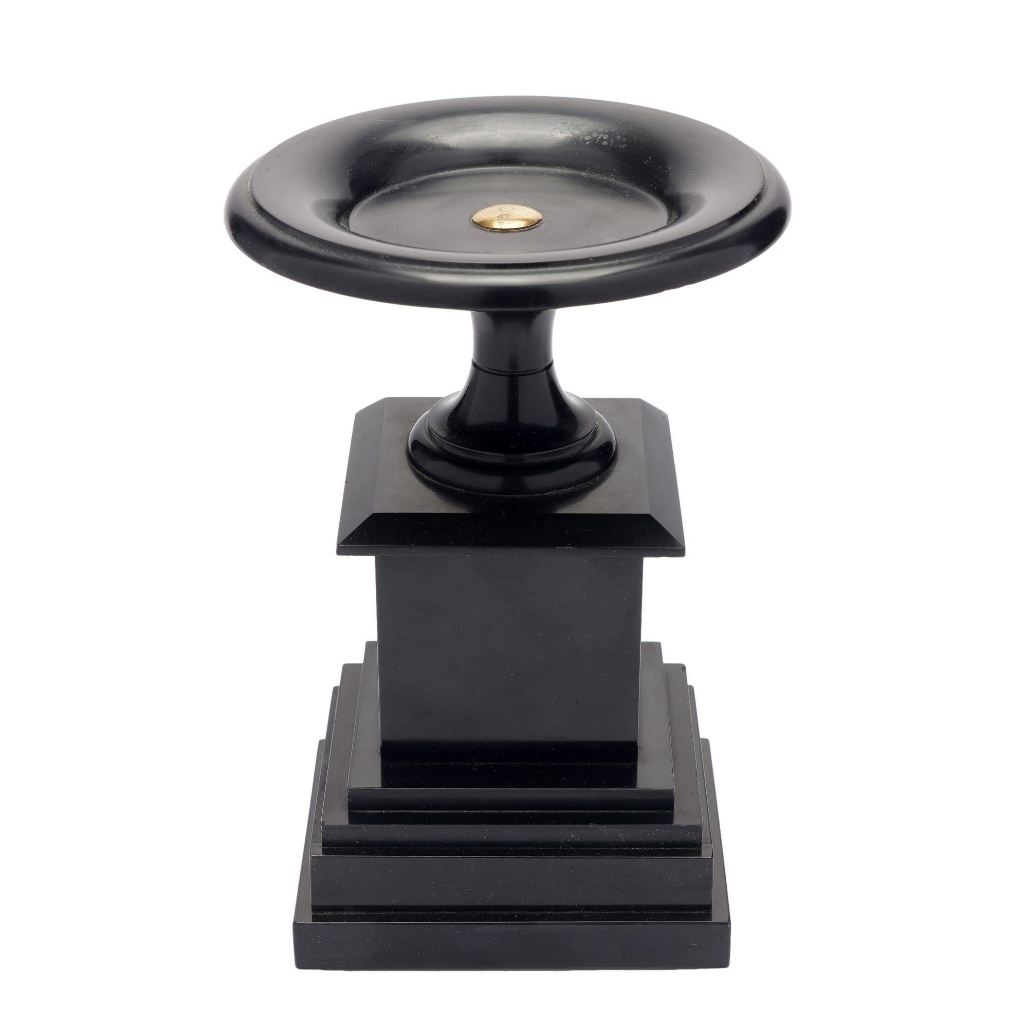 Tazza français sculpté en marbre noir de Belgique, c. 1870 en vente 5
