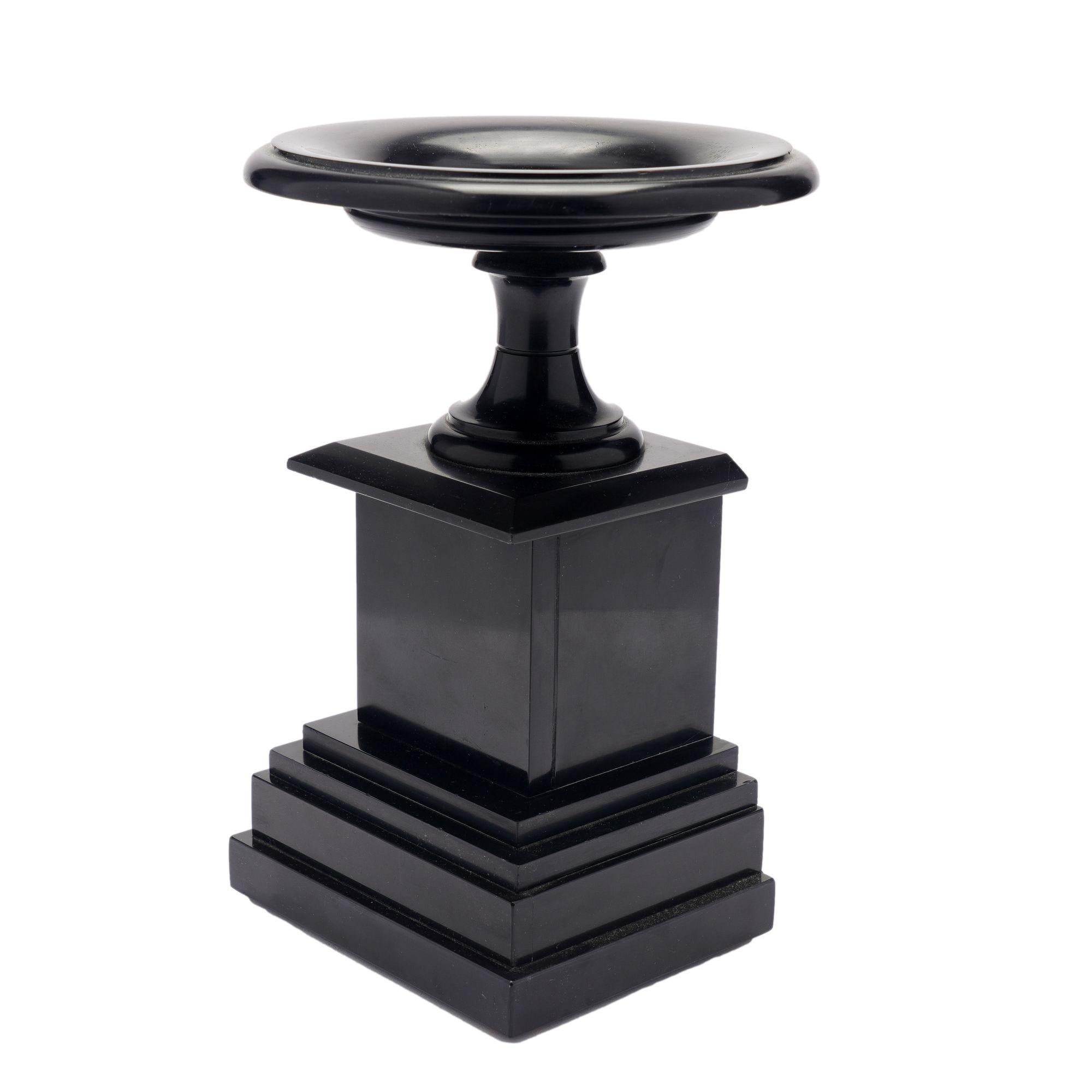Garniture tazza sculptée en marbre noir belge.
France, vers 1870.