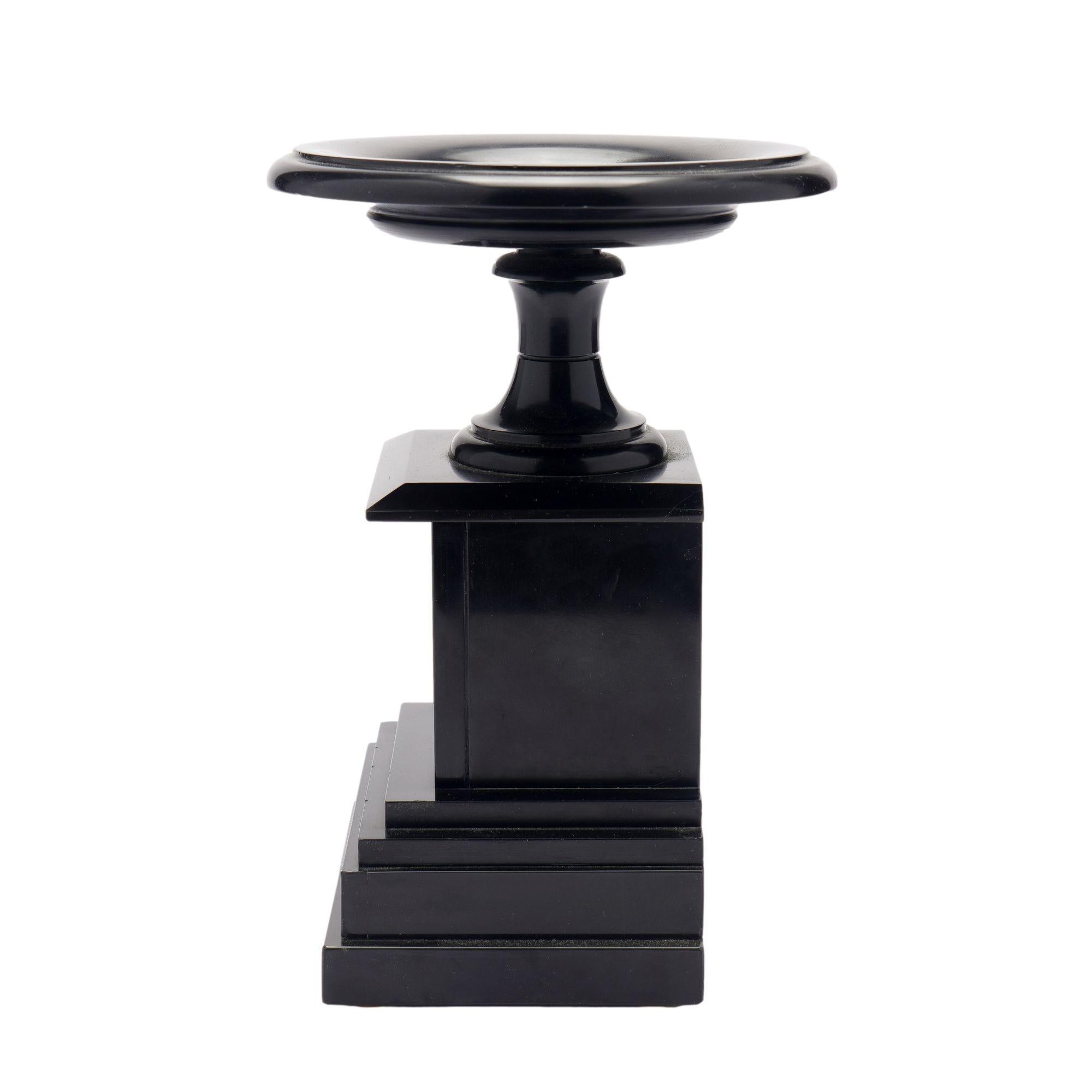 Français Tazza français sculpté en marbre noir de Belgique, c. 1870 en vente