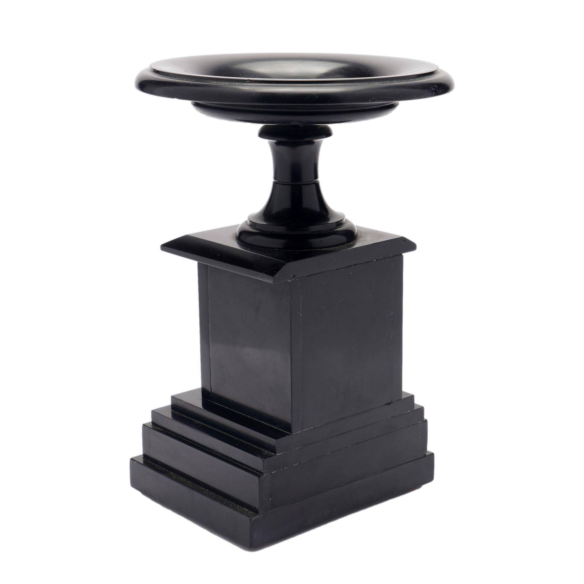 Tazza français sculpté en marbre noir de Belgique, c. 1870 Bon état - En vente à Kenilworth, IL