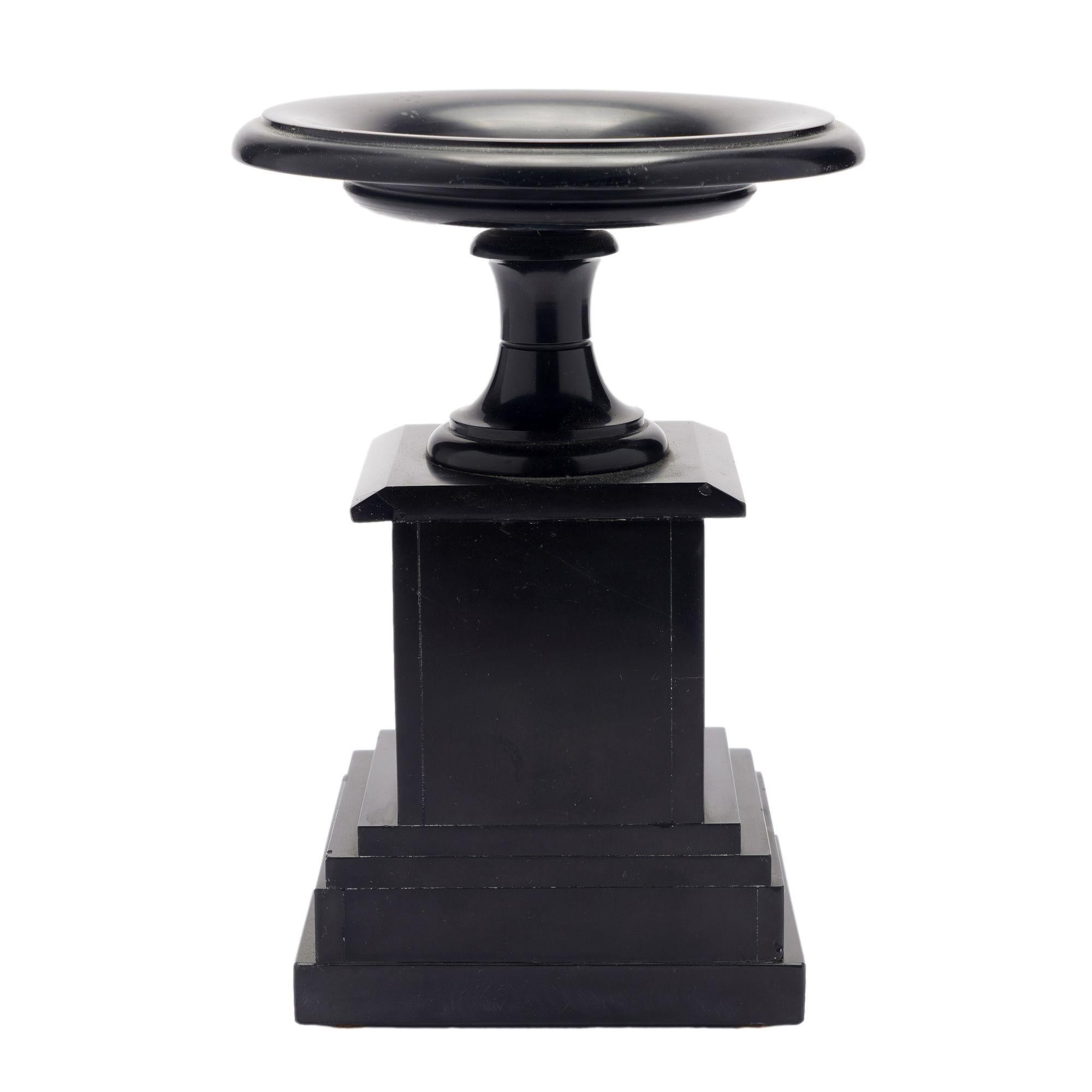XIXe siècle Tazza français sculpté en marbre noir de Belgique, c. 1870 en vente