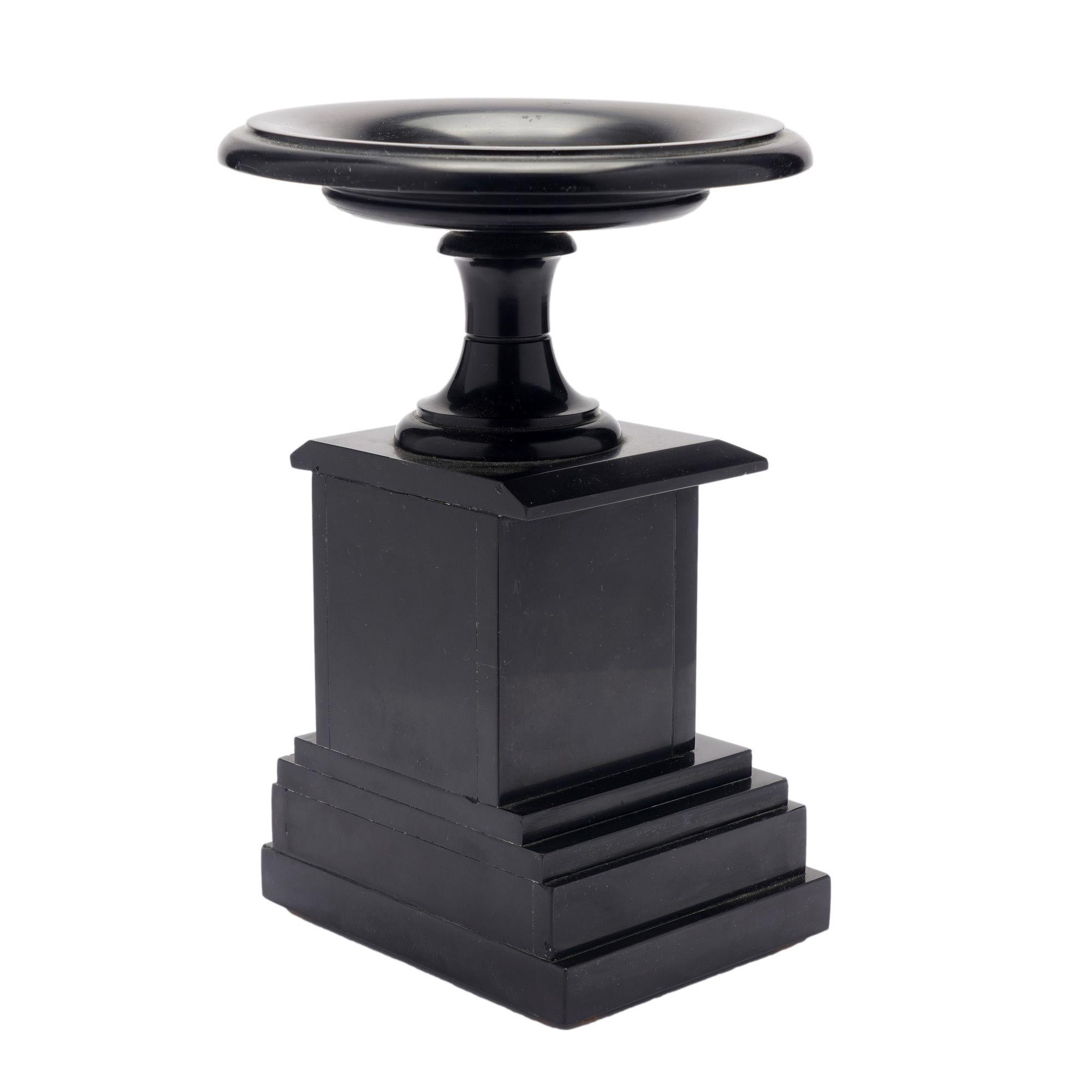Marbre noir de Belgique Tazza français sculpté en marbre noir de Belgique, c. 1870 en vente
