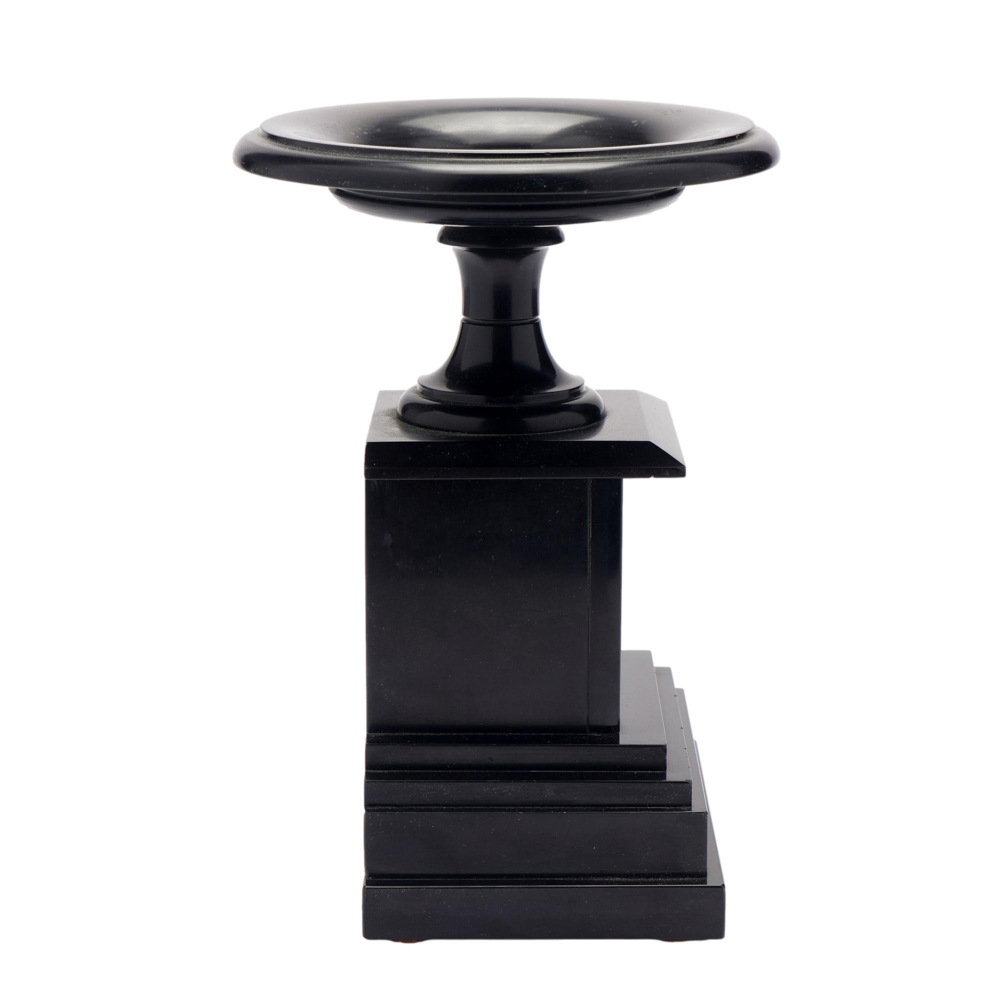Tazza français sculpté en marbre noir de Belgique, c. 1870 en vente 1