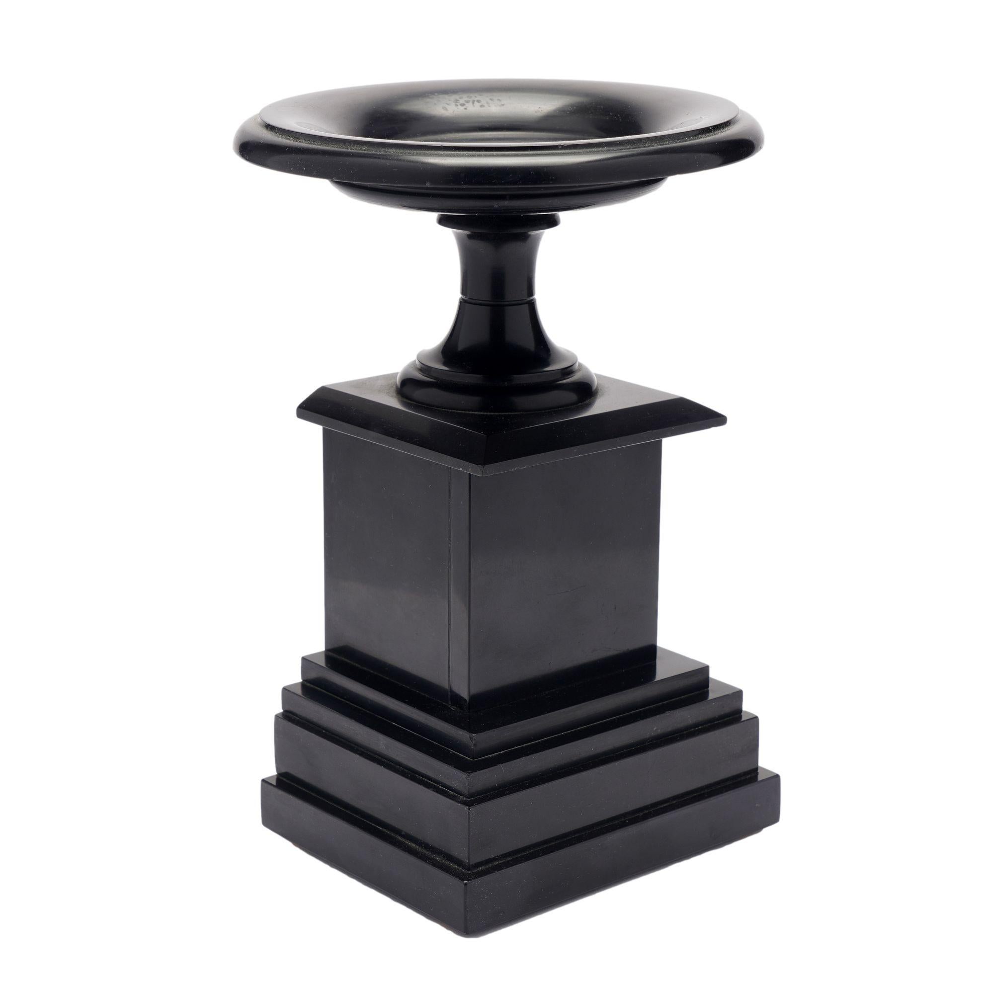 Tazza français sculpté en marbre noir de Belgique, c. 1870 en vente 2
