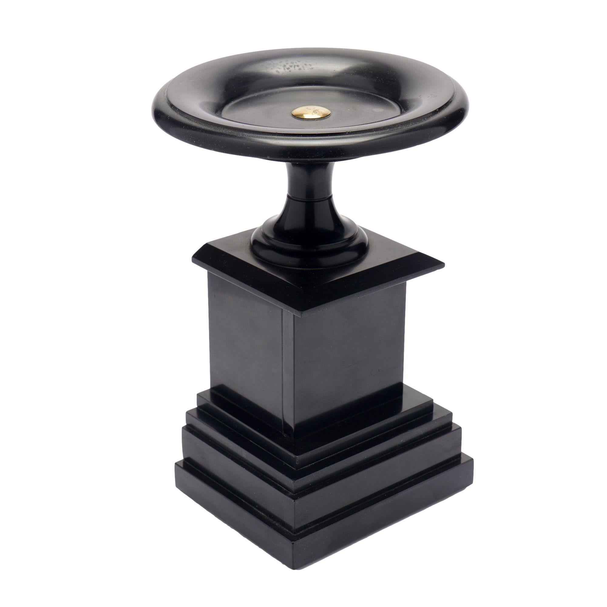 Tazza français sculpté en marbre noir de Belgique, c. 1870 en vente 3