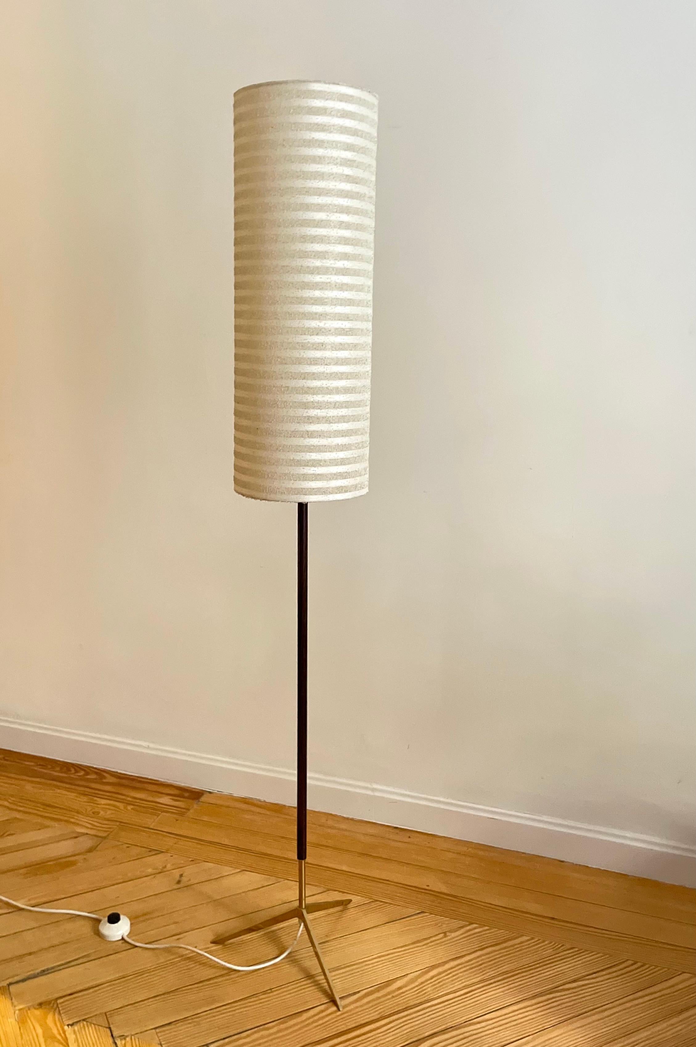 Französische Stehlampe aus Teakholz und Messing im Zustand „Gut“ im Angebot in MADRID, ES