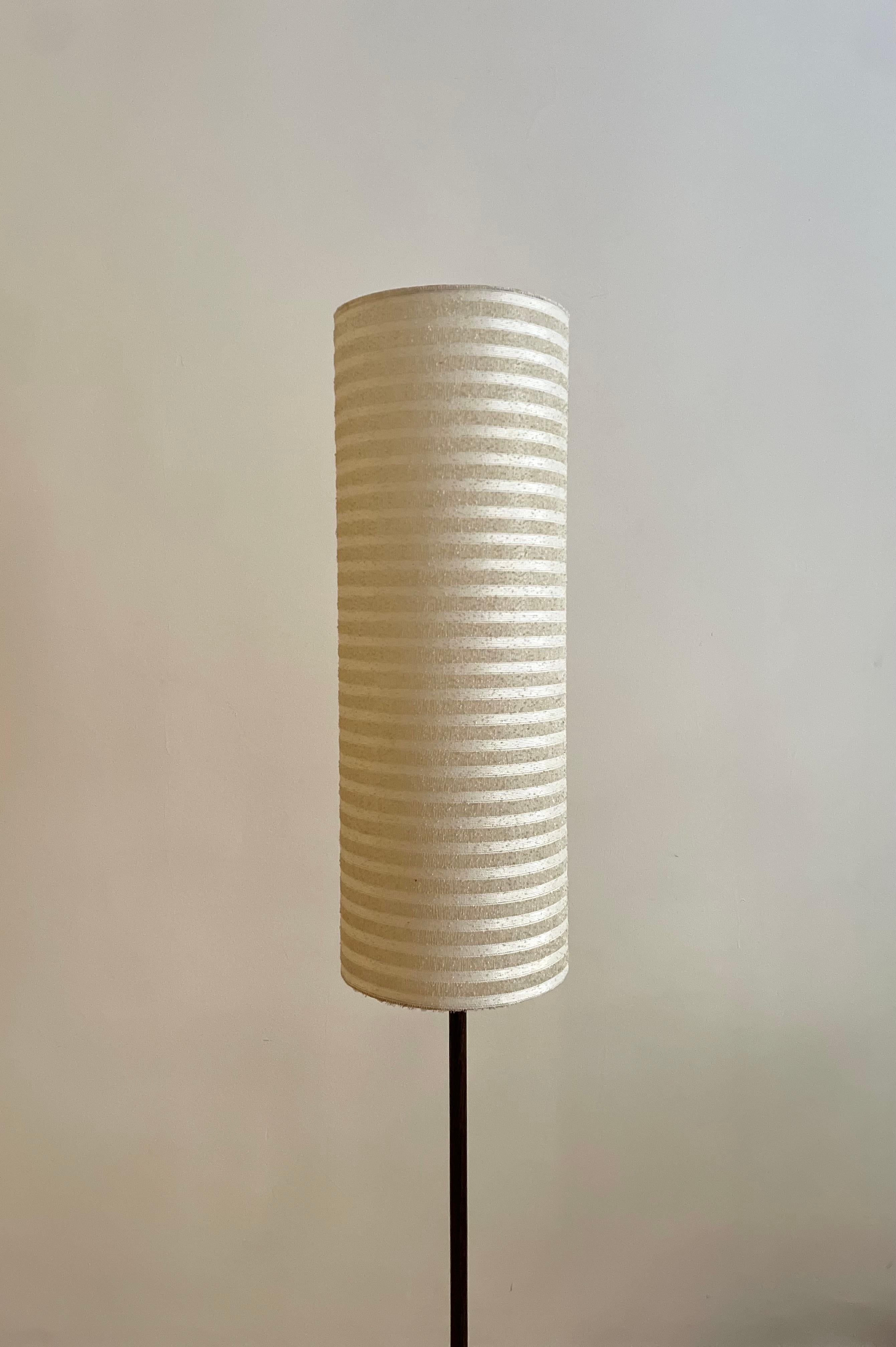 Französische Stehlampe aus Teakholz und Messing (20. Jahrhundert) im Angebot