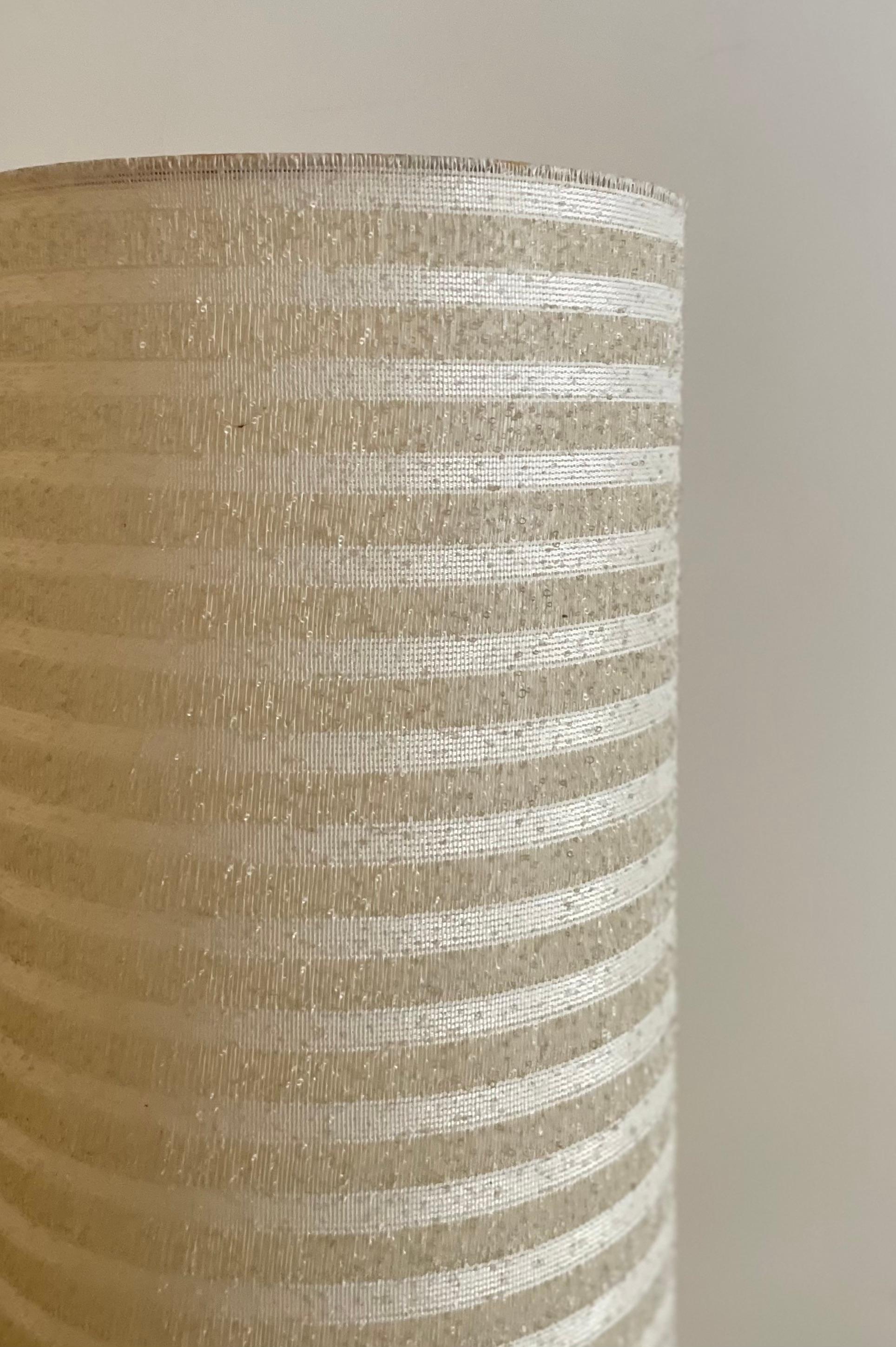 Französische Stehlampe aus Teakholz und Messing im Angebot 1