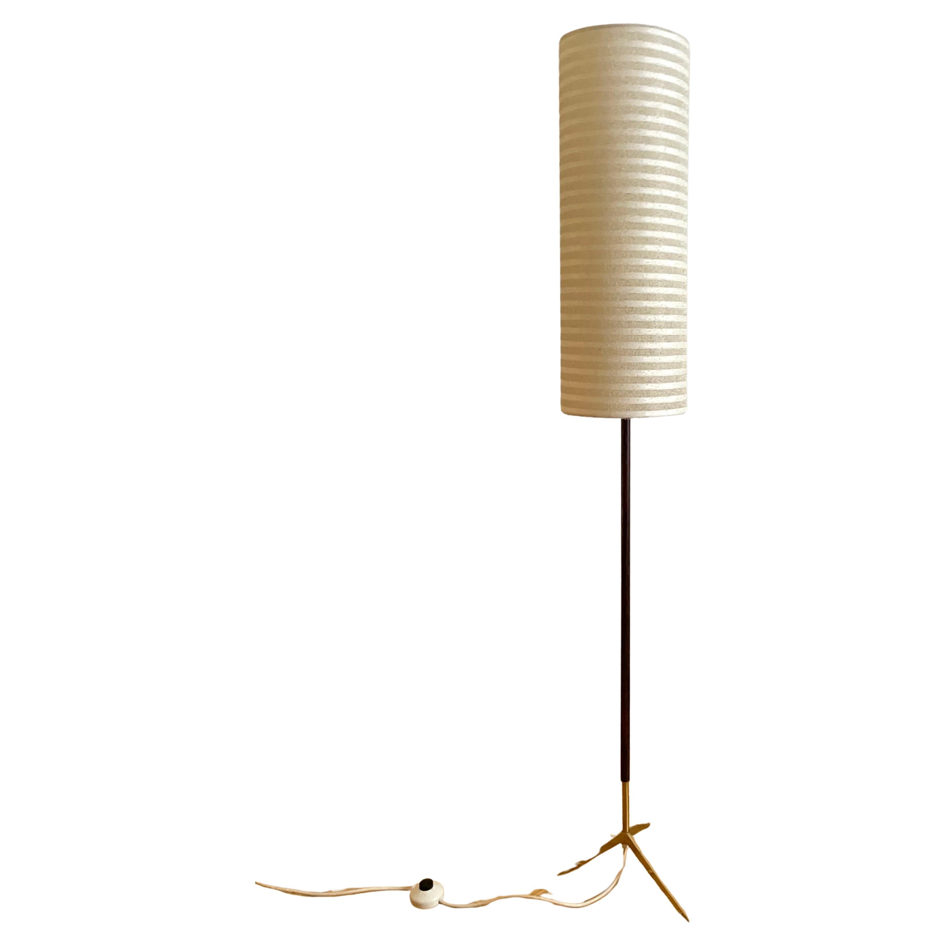 Französische Stehlampe aus Teakholz und Messing im Angebot