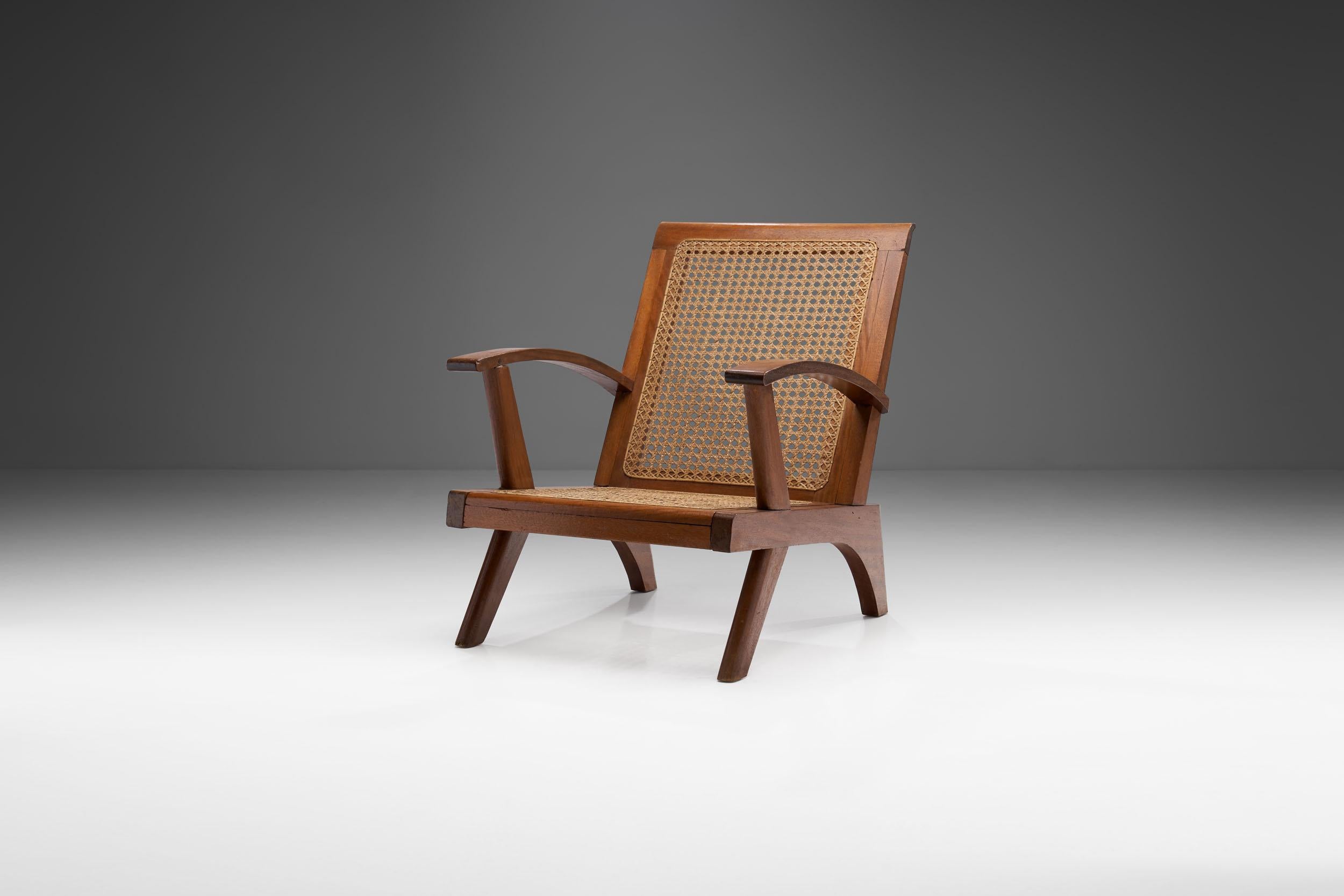 Ce fauteuil français du milieu du siècle combine un corps structurel visuellement étonnant avec une technique de cannage experte et des matériaux de haute qualité. 

Comme au Royaume-Uni et dans une grande partie de l'Europe, la France a connu une