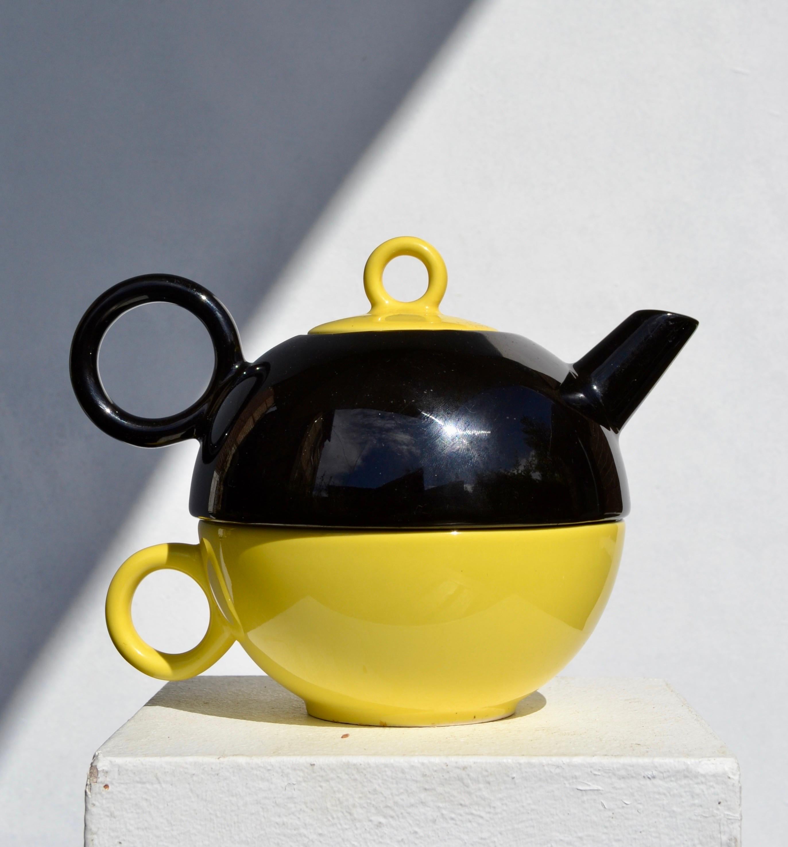 

Insolito servizio francese del 1960 per una persona, composto da una tazza gialla che sostiene una teiera nera.
I due pezzi si incastrano perfettamente, creando un design compatto e funzionale.
Ceramica smaltata con finitura lucida, che combina
