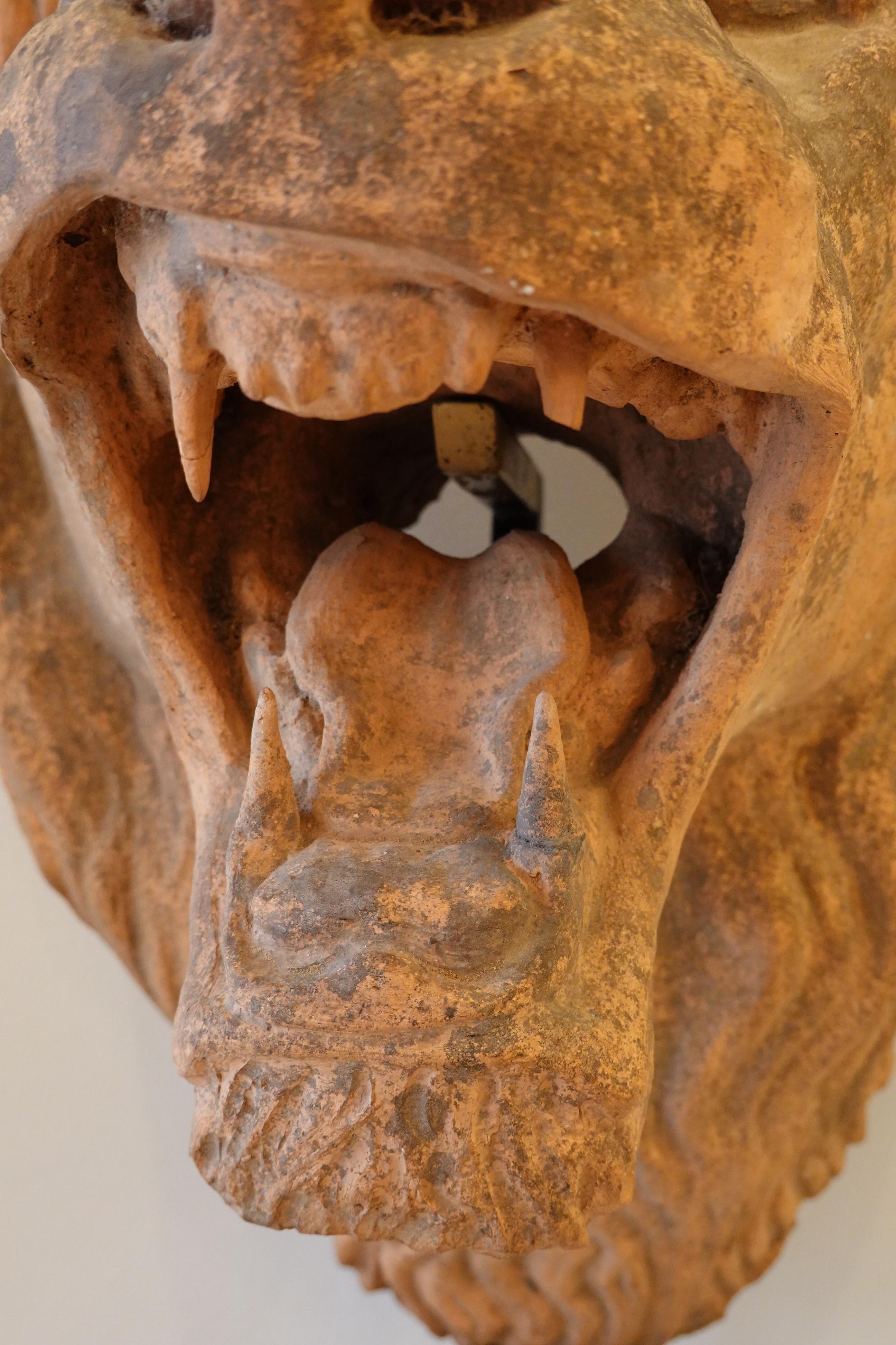 Französischer Löwenkopf aus Terrakotta auf speziellem eisernem Stand im Angebot 2