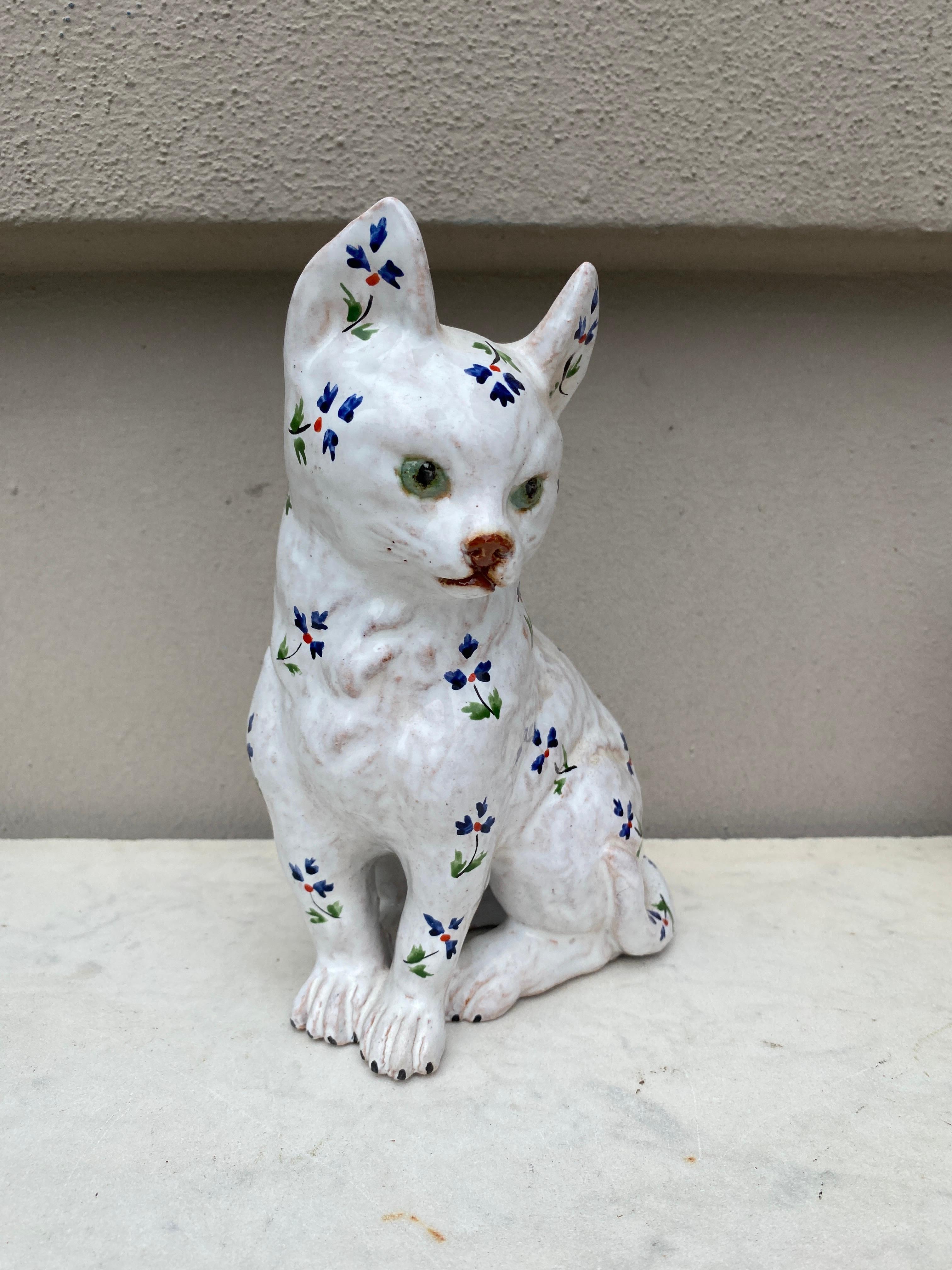 Gatto di terracotta francese in maiolica della Normandia, circa 1900.
decorato con fiordalisi che in Francia si chiamano Barbeaux.
nello stile e nel periodo di Emile Galle.