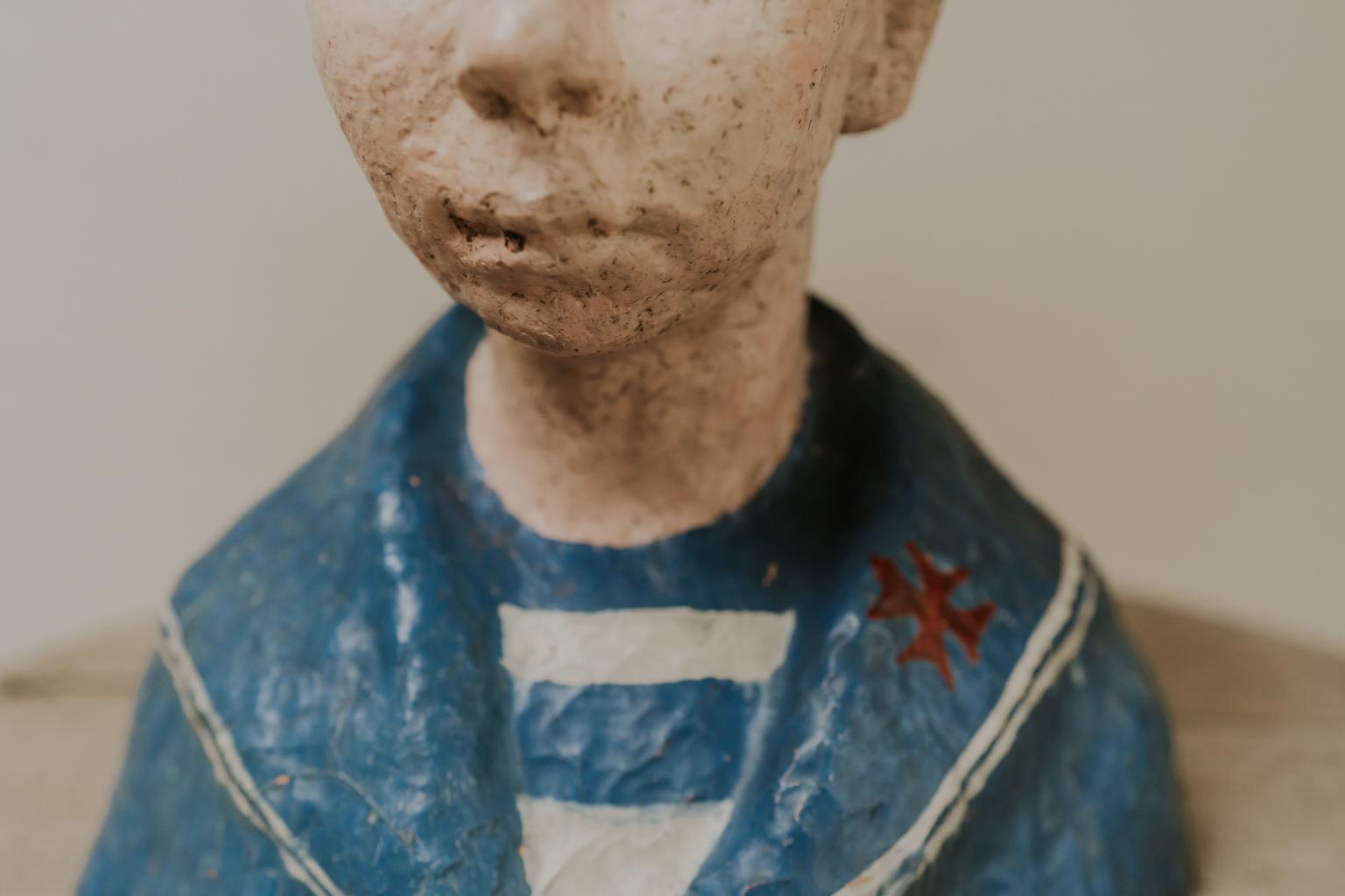 20ième siècle Statue/buste d'un garçon marin en terre cuite française en vente