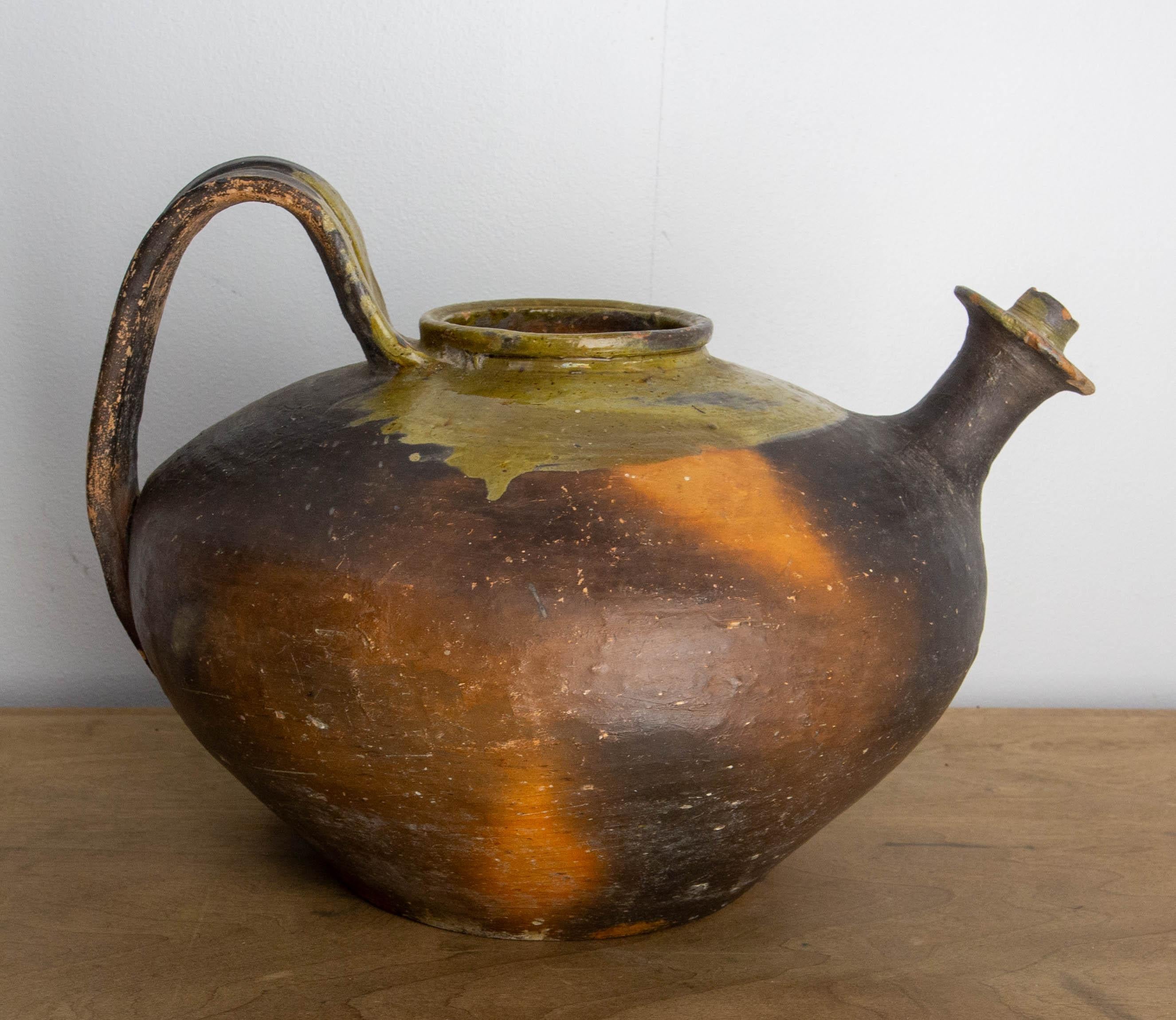 French terracotta from the 19th to the mid-20th century.
This kind of pitcher was used to keep the well water cool.
This jug kept the marks of the fire when it was put in the oven to bake the earth. This gives very authentical and aesthetic nuances