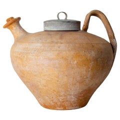 Poterie française ancienne en terre cuite pour porte-eau, vase ou centre de table en forme de pichet, fait à la main