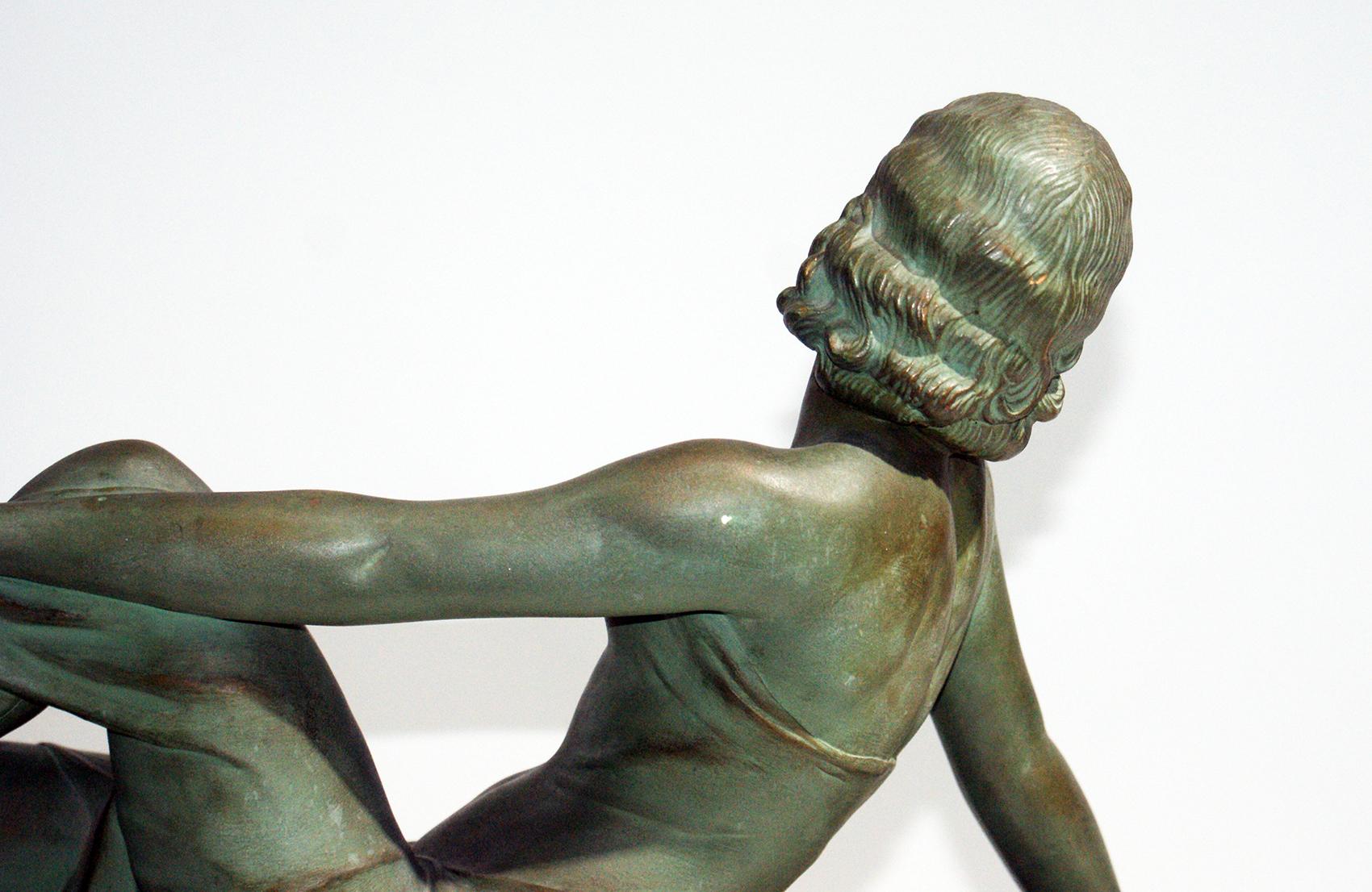 20ième siècle Sculpture française Art Déco en terre cuite signée U.Cipriani