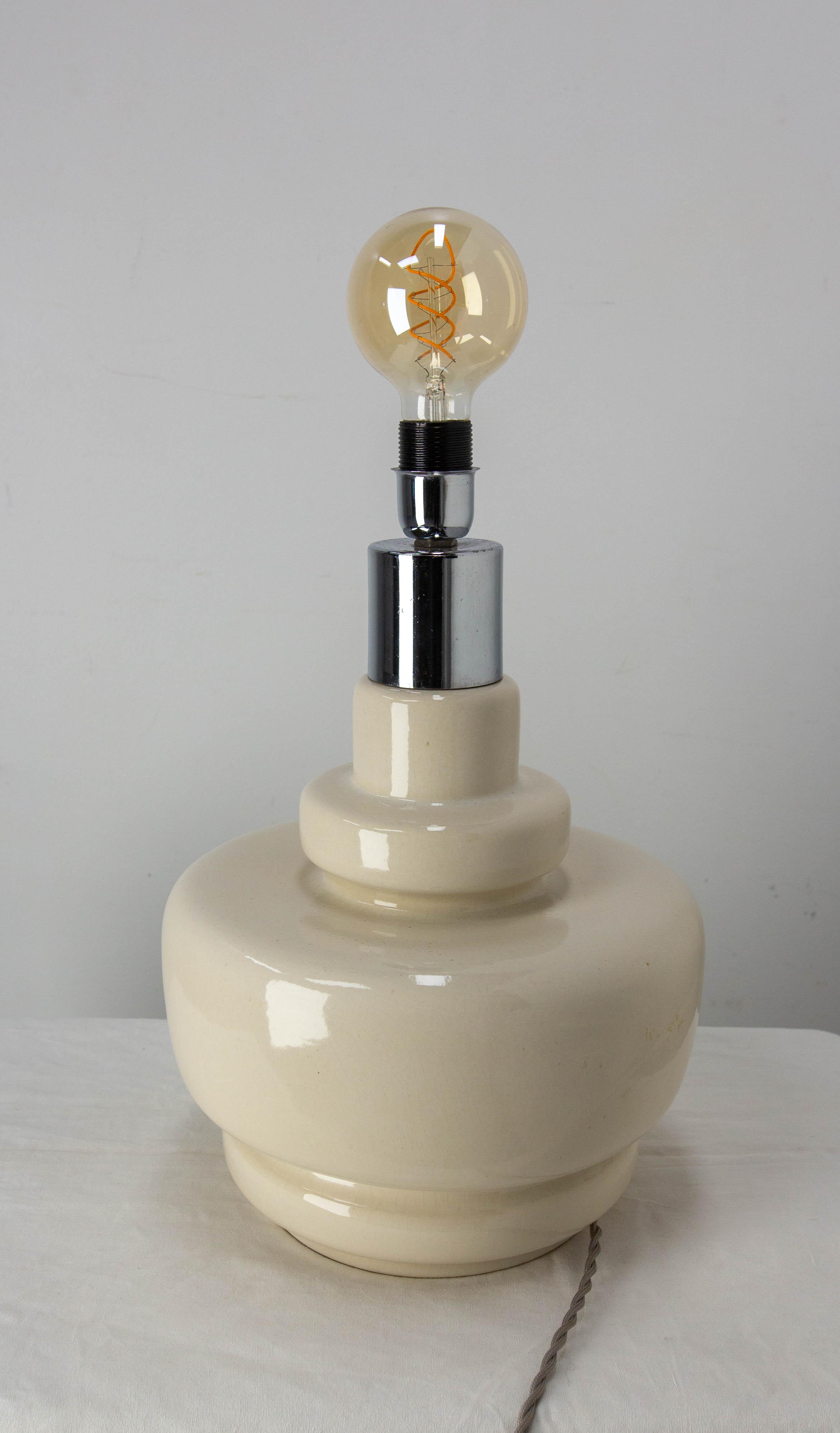 Mid-Century Modern Lampe de table française en terre cuite et chrome, circa 1970 en vente