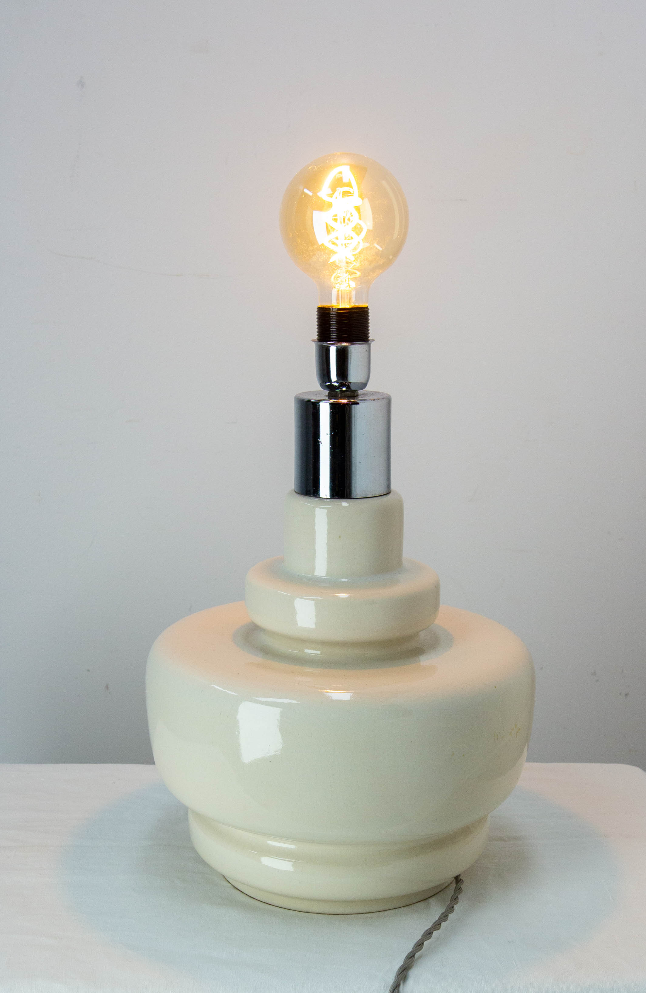 Français Lampe de table française en terre cuite et chrome, circa 1970 en vente