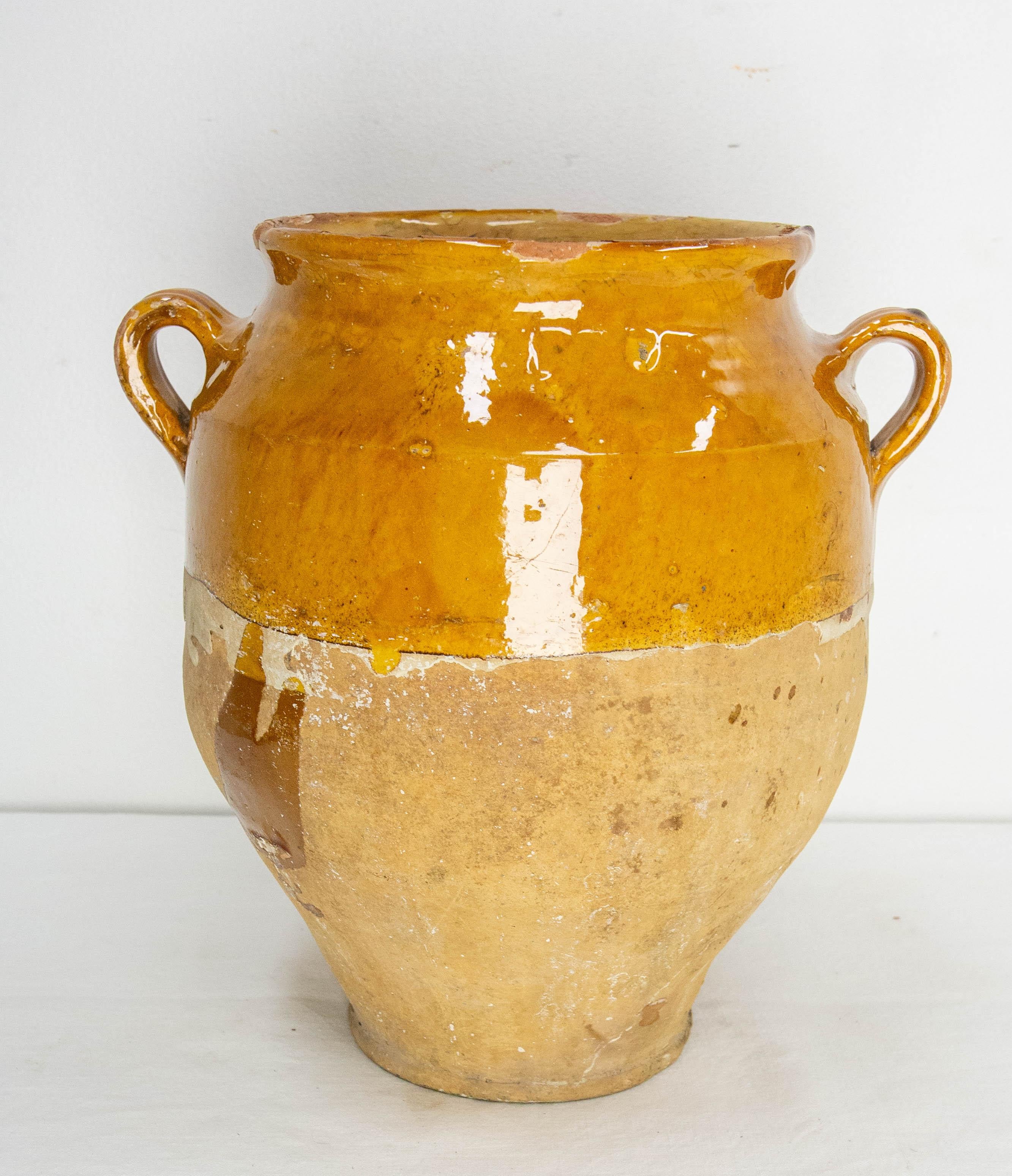 French terracotta confit pot.
Traditional large earthenware pottery confit pot from South West France with yellow glaze.
This vessel was used from the 19th to the mid-20th century to conserve food.
The handmade nature of these pots makes each one