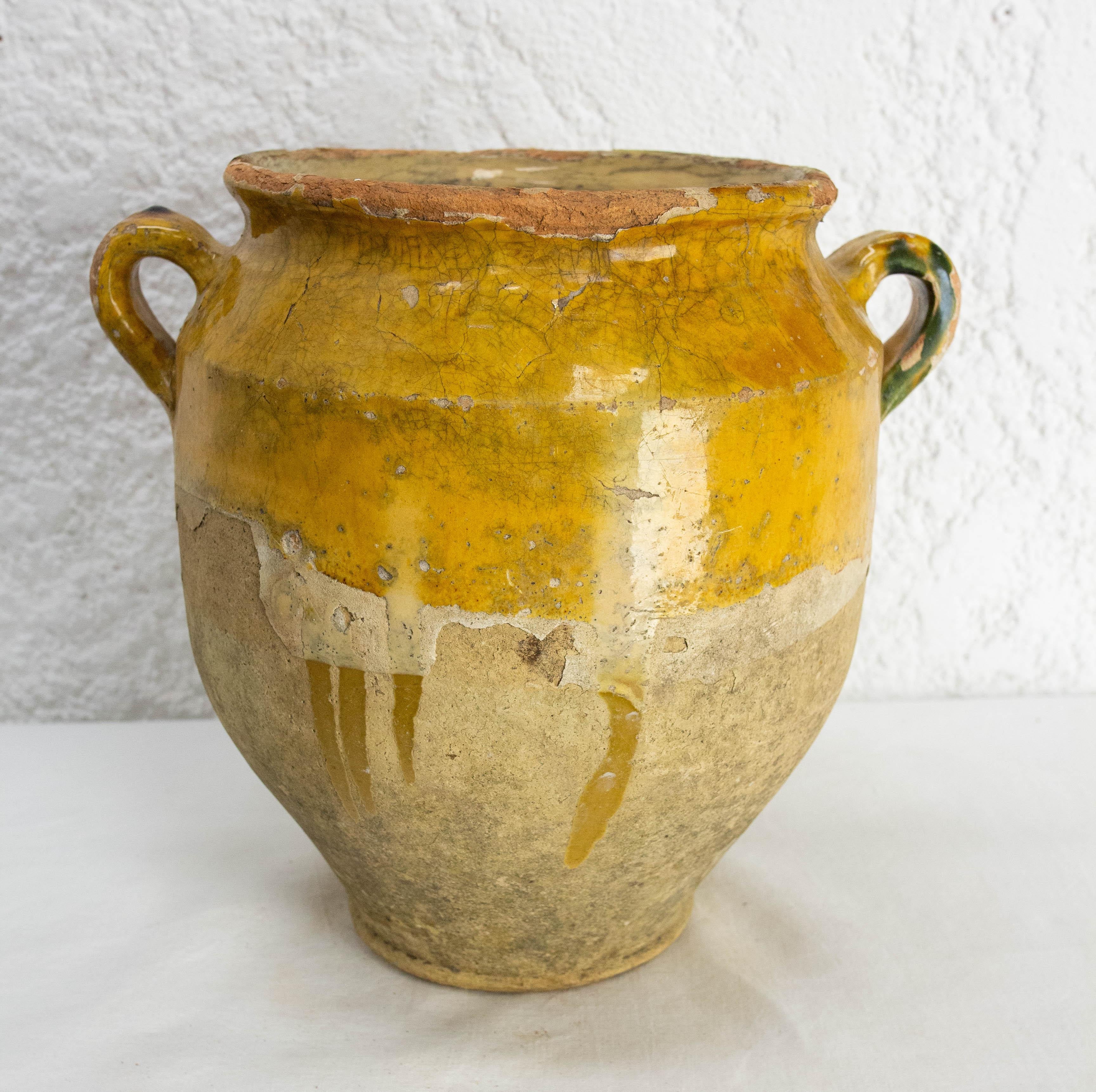 French terracotta confit pot.
Traditional large earthenware pottery confit pot from South West France with yellow glaze.
This vessel was used from the 19th to the mid-20th century to conserve food.
The handmade nature of these pots makes each one