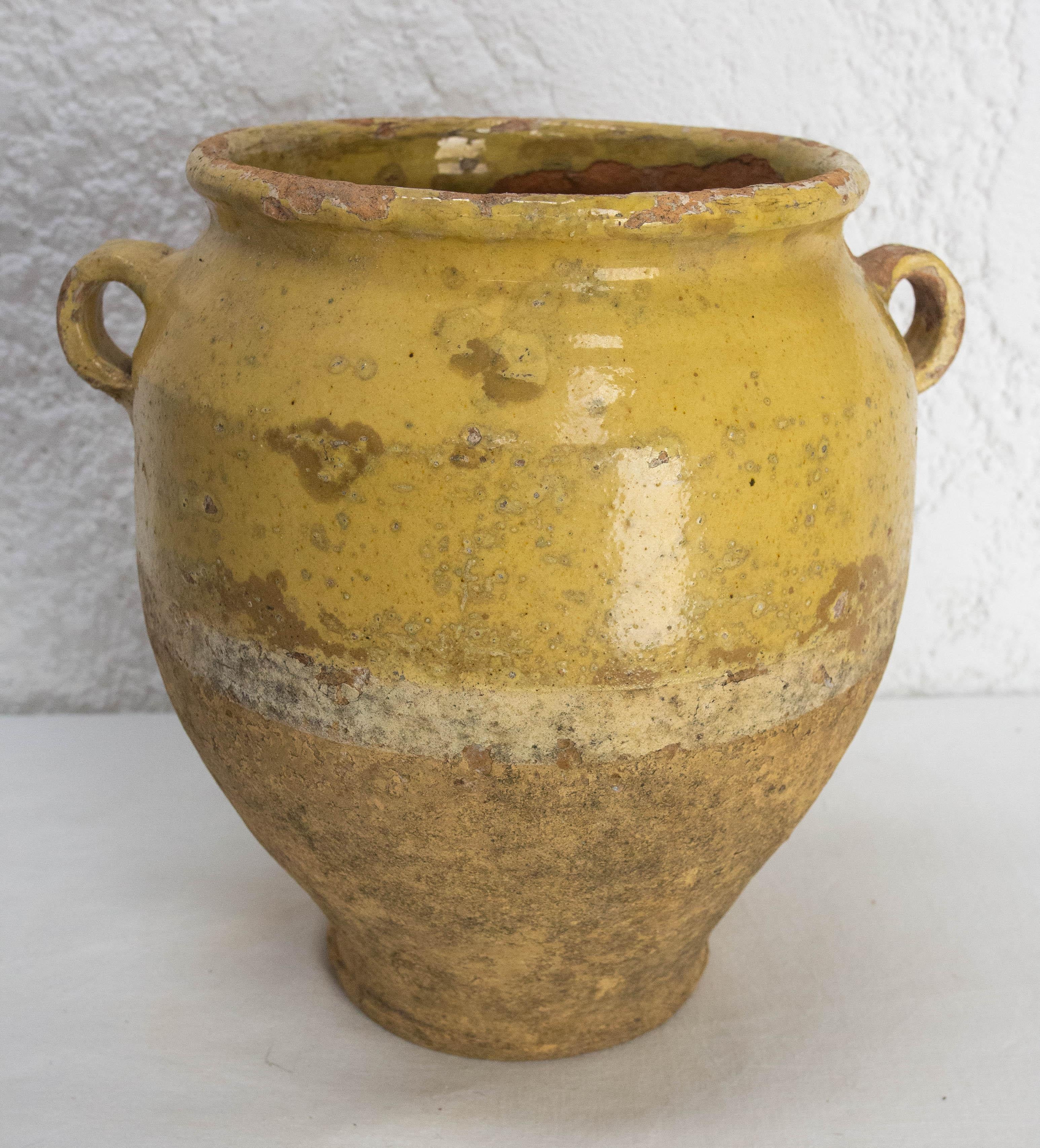 French terracotta confit pot.
Traditional large earthenware pottery confit pot from South West France with yellow glaze.
This vessel was used from the 19th to the mid-20th century to conserve food.
The handmade nature of these pots makes each one