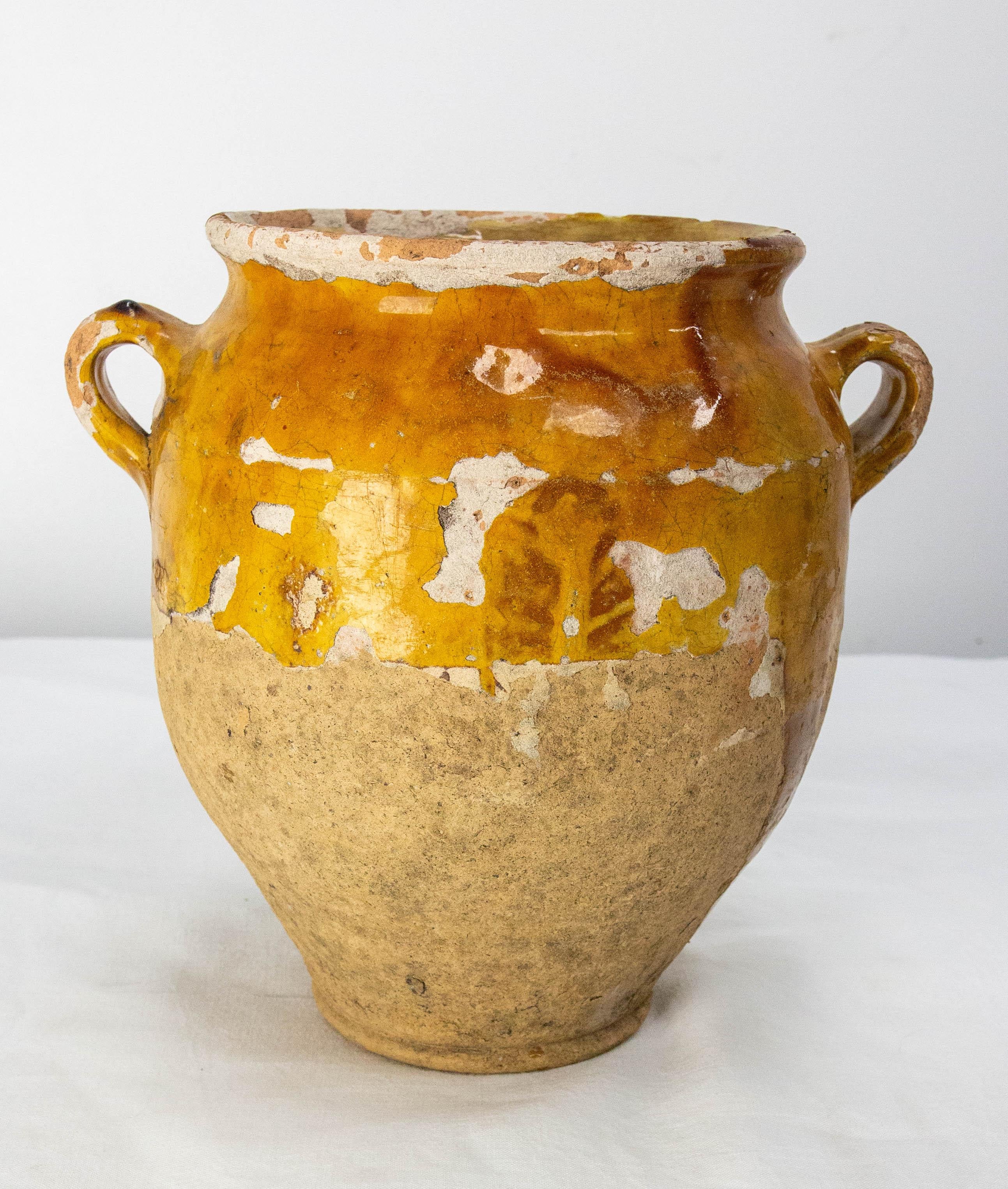 French terracotta confit pot.
Traditional large earthenware pottery confit pot from South West France with yellow glaze.
This vessel was used from the 19th to the mid-20th century to conserve food.
The handmade nature of these pots makes each one