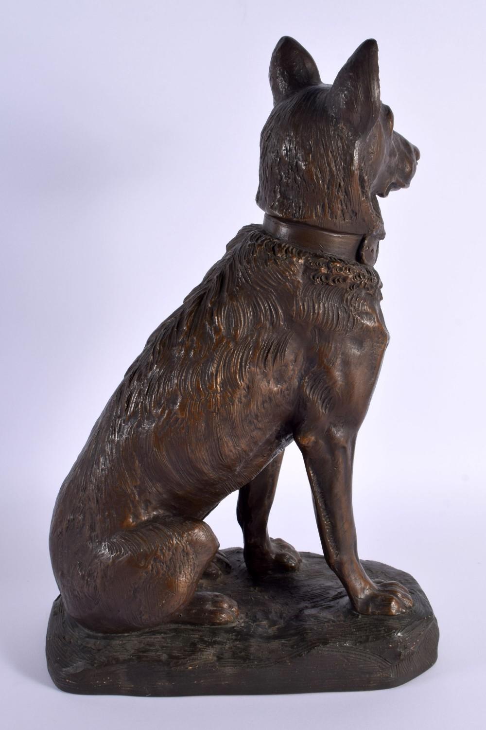 Un grande cane da caccia in terracotta molto ben scolpito. La maggior parte  probabile che si tratti di un'alsazia
 Questo segugio seduto ha ottimi dettagli, compreso il collare. Le sue orecchie sono appuntite e ha un viso molto vigile, come se si