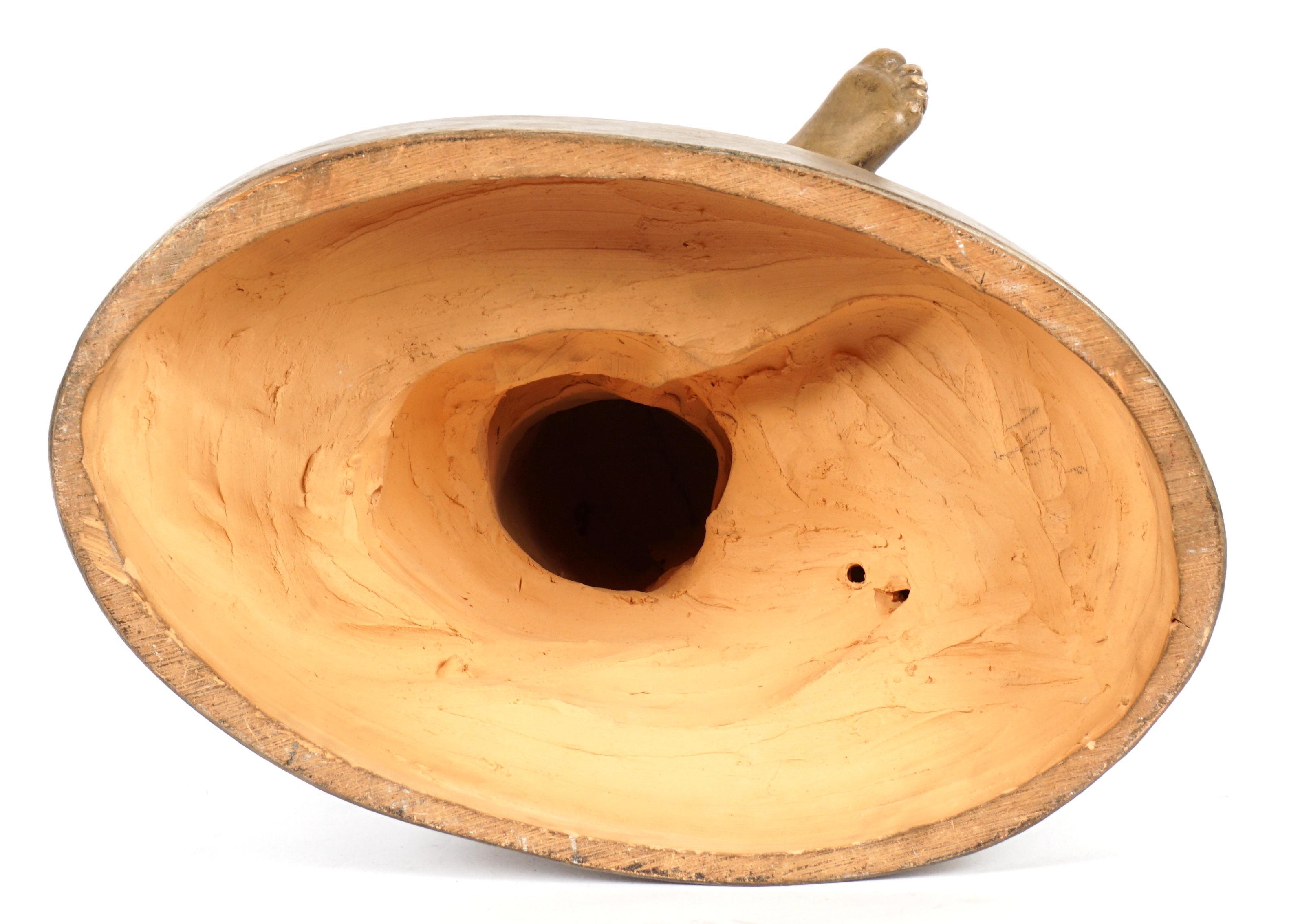 Groupe figuratif en terre cuite représentant un chérubin et une colombe en vente 3