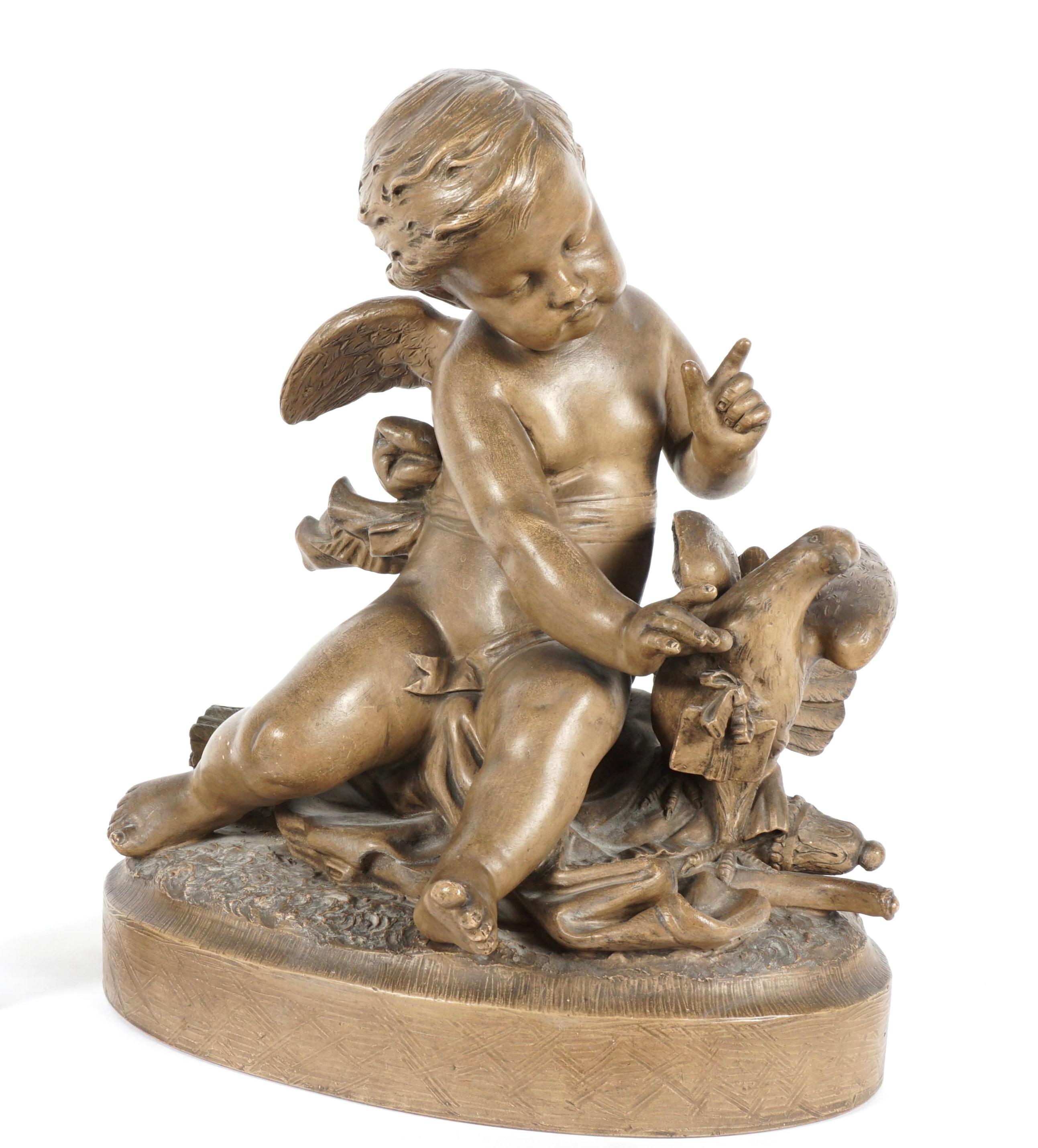Groupe de figurines en terre cuite du 19e siècle représentant un chérubin et une colombe. Le chérubin ailé est en position assise, avec des traits délicats et une expression sereine. Les bras du chérubin sont tendus vers une colombe, symbole