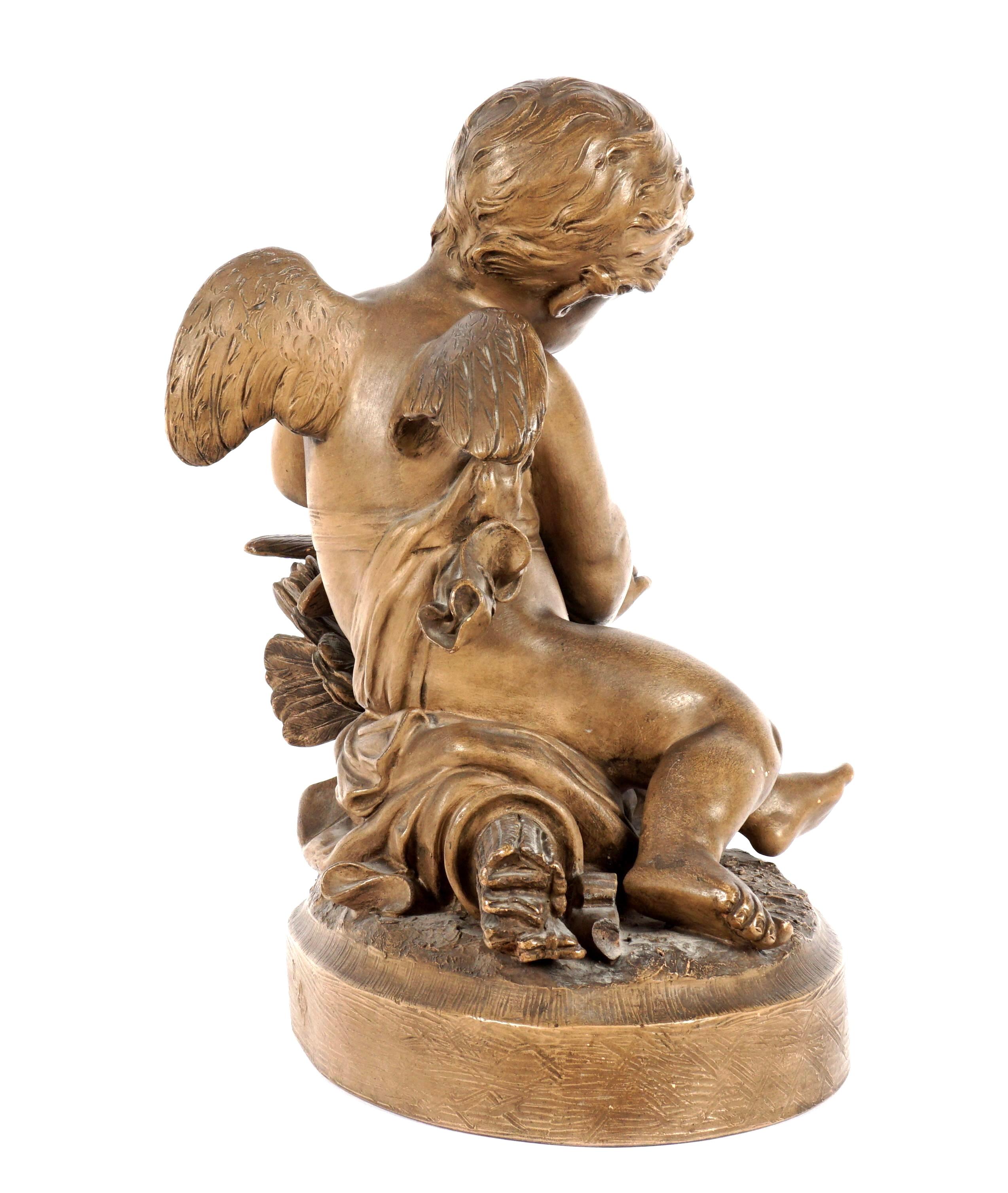 Groupe figuratif en terre cuite représentant un chérubin et une colombe en vente 1