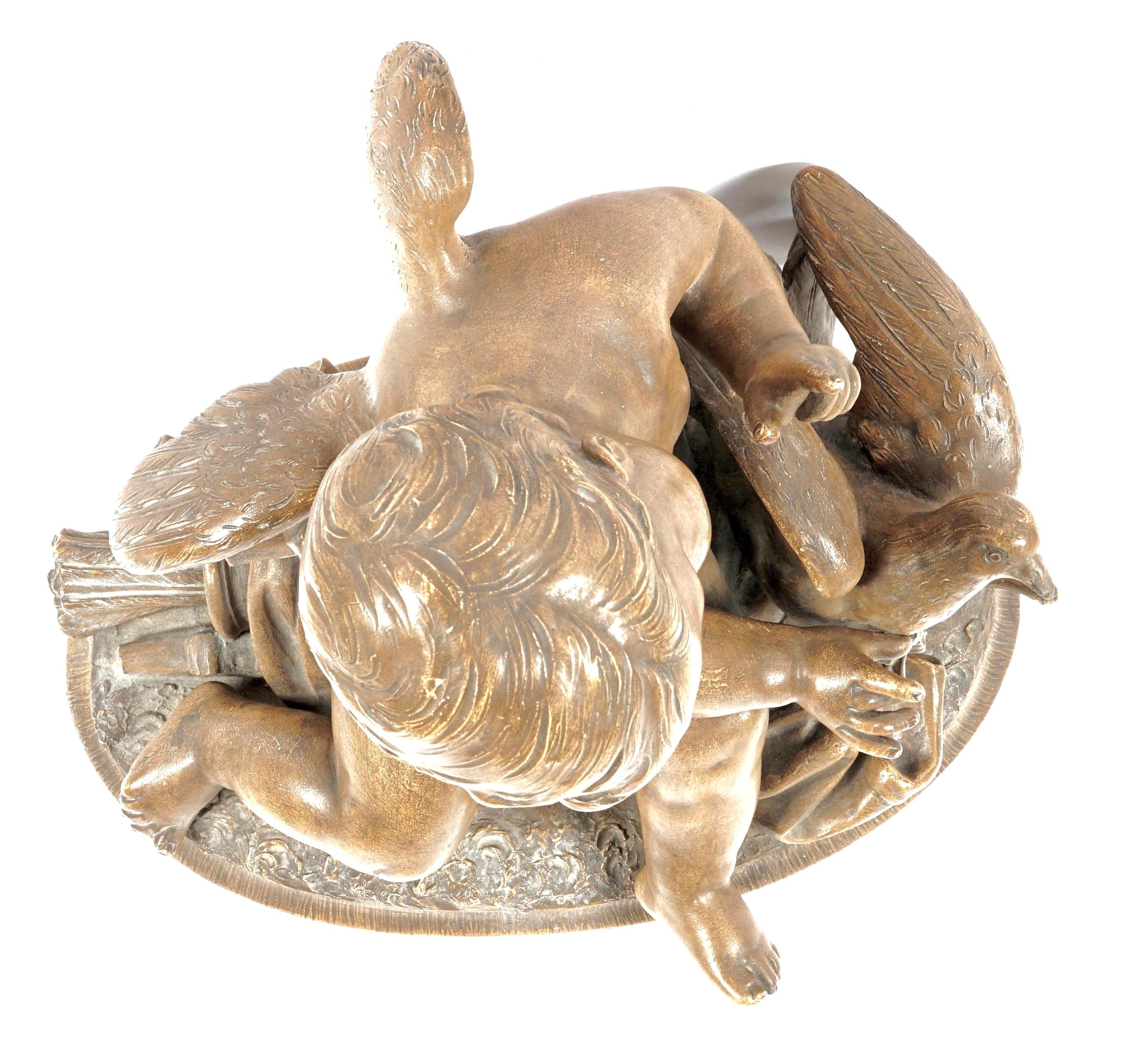 Groupe figuratif en terre cuite représentant un chérubin et une colombe en vente 2
