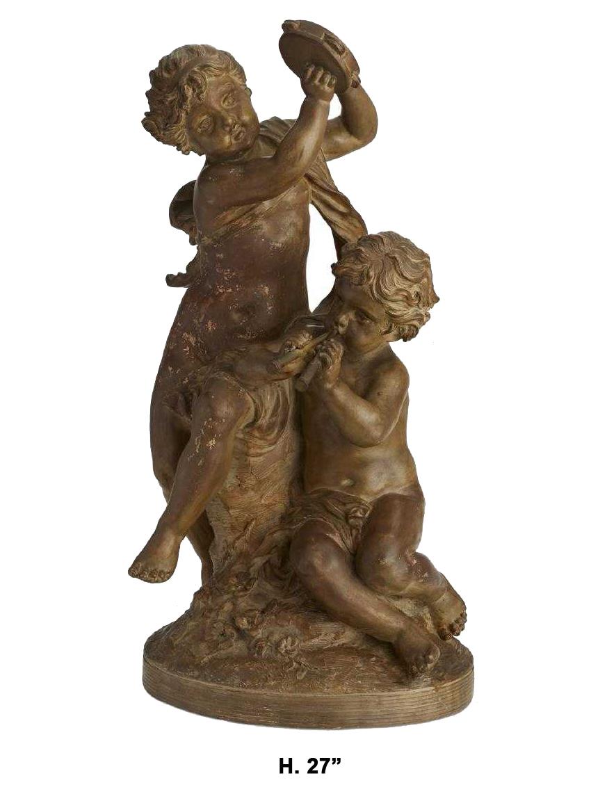 Impressionante e grande gruppo di putti figurativi in terracotta francese che suonano tamburelli e corni. 
Fine XIX-inizio XX secolo. 
Firmato sulla base:

