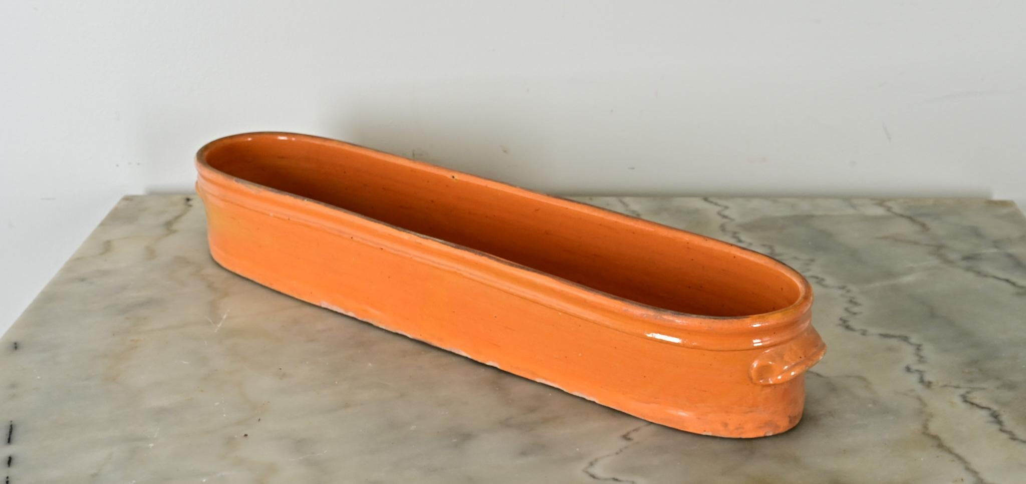 Dans une joyeuse nuance de mandarine, cette marmite française pour pocher le poisson est appétissante rien qu'à l'œil. La forme longue et mince peut facilement pivoter pour créer un charmant paysage de table lors des réceptions. Voir les images