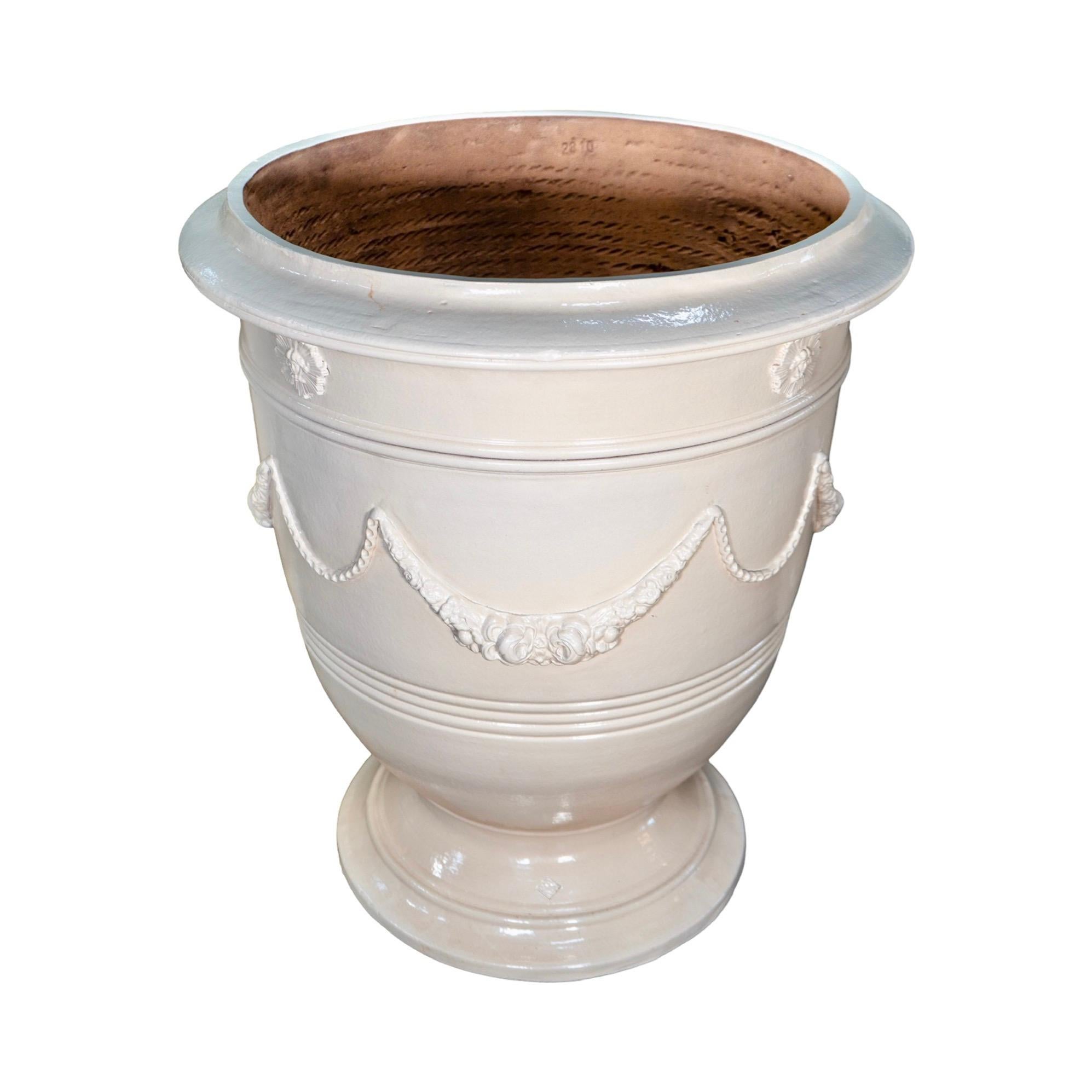 Un vase de style Roy Soleil fabriqué à la main, de facture contemporaine et d'inspiration Renaissance. Réalisé en terre cuite selon la technique traditionnelle du tournage à la corde, ce récipient fait écho aux formes légendaires qui ornaient