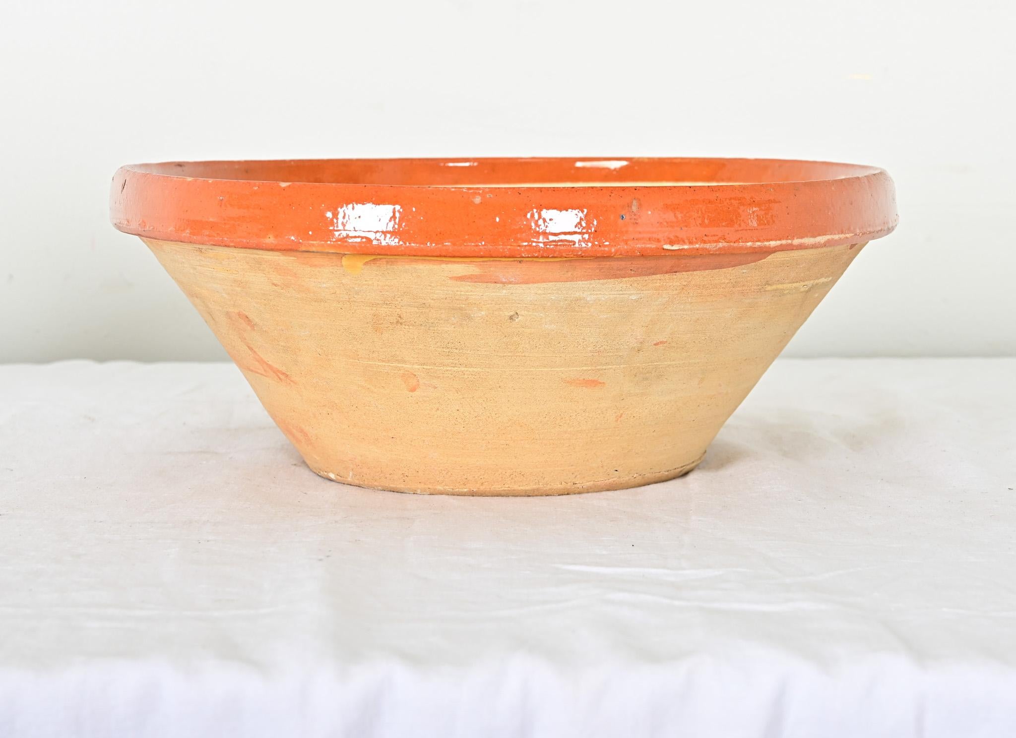 Cuenco mezclador francés de terracota esmaltada Provincial francés en venta