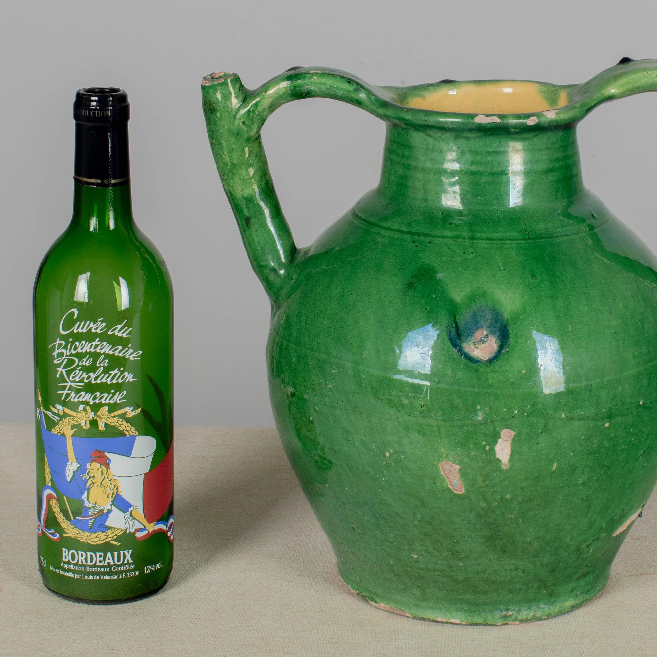 Brocca per acqua francese in terracotta smaltata verde in vendita 2
