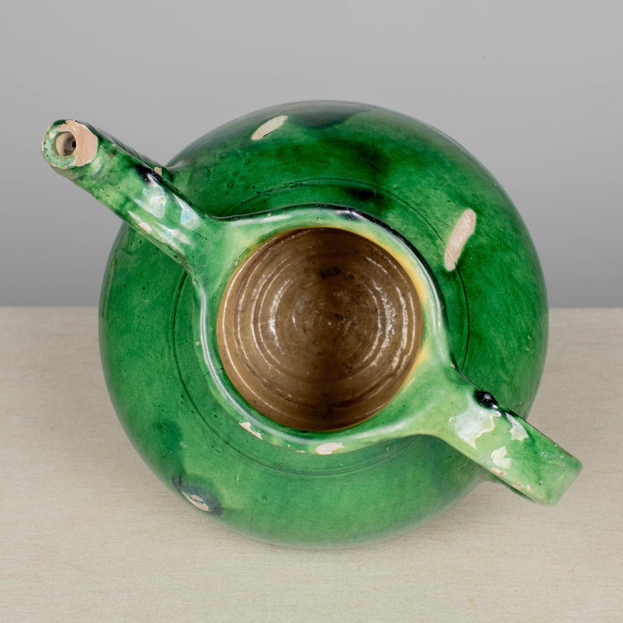 Brocca per acqua francese in terracotta smaltata verde in vendita 3