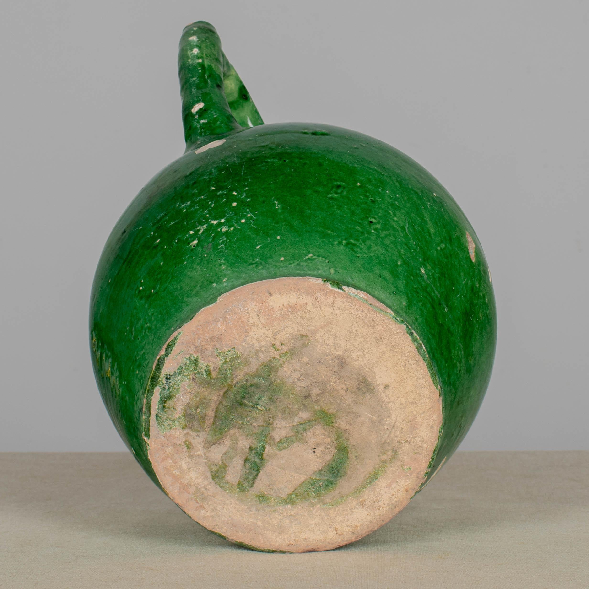 Brocca per acqua francese in terracotta smaltata verde in vendita 4