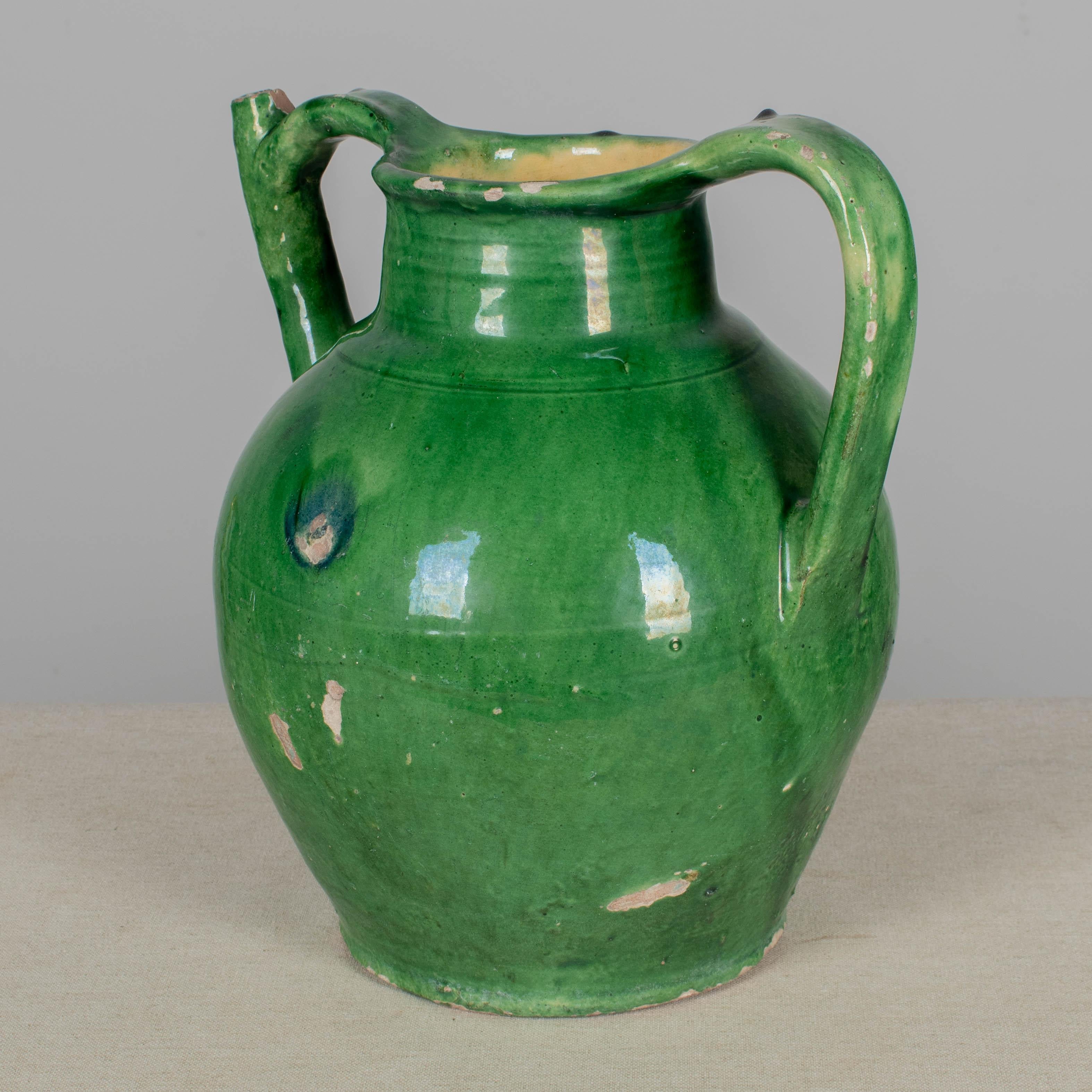 Beaux-Arts Brocca per acqua francese in terracotta smaltata verde in vendita