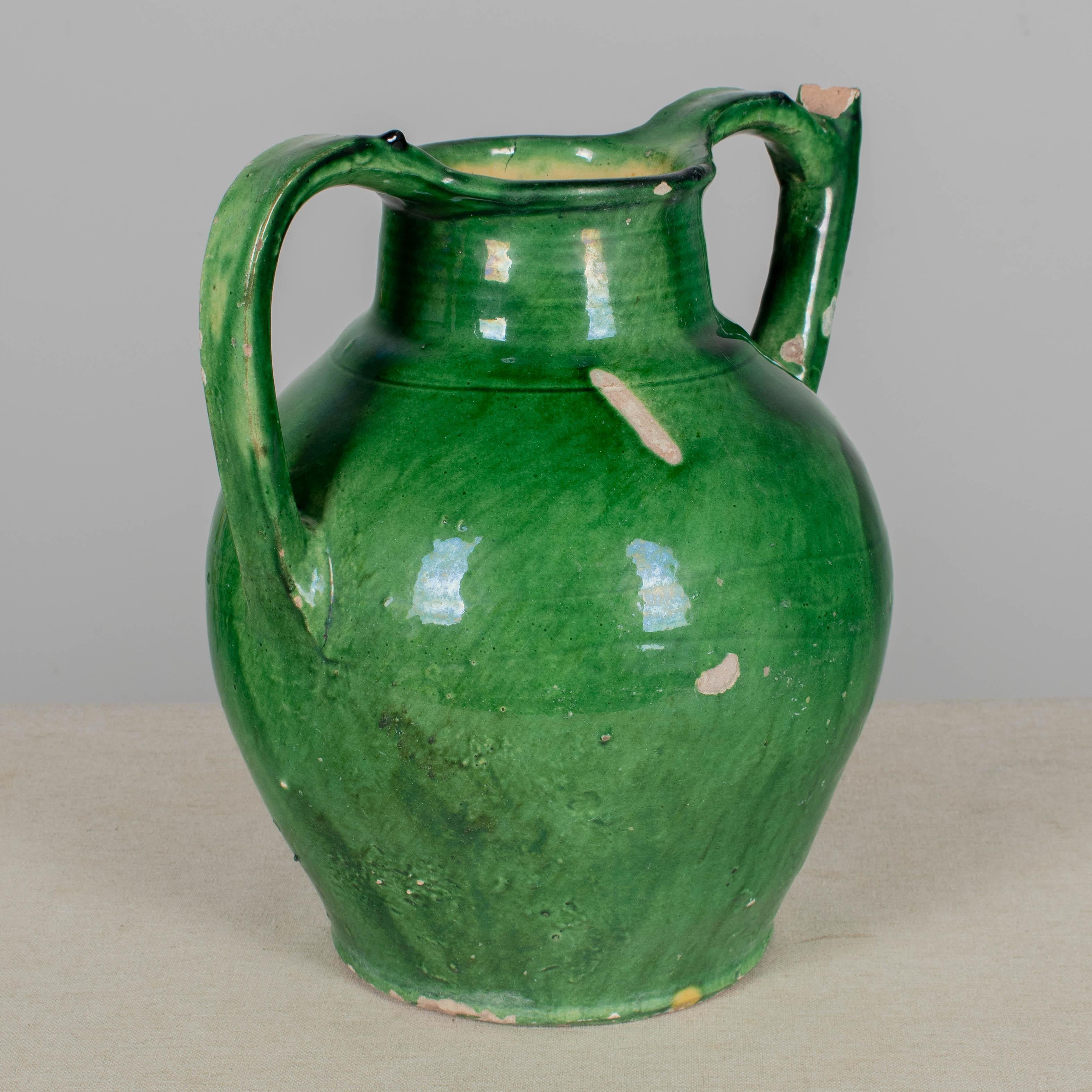 Smaltato Brocca per acqua francese in terracotta smaltata verde in vendita
